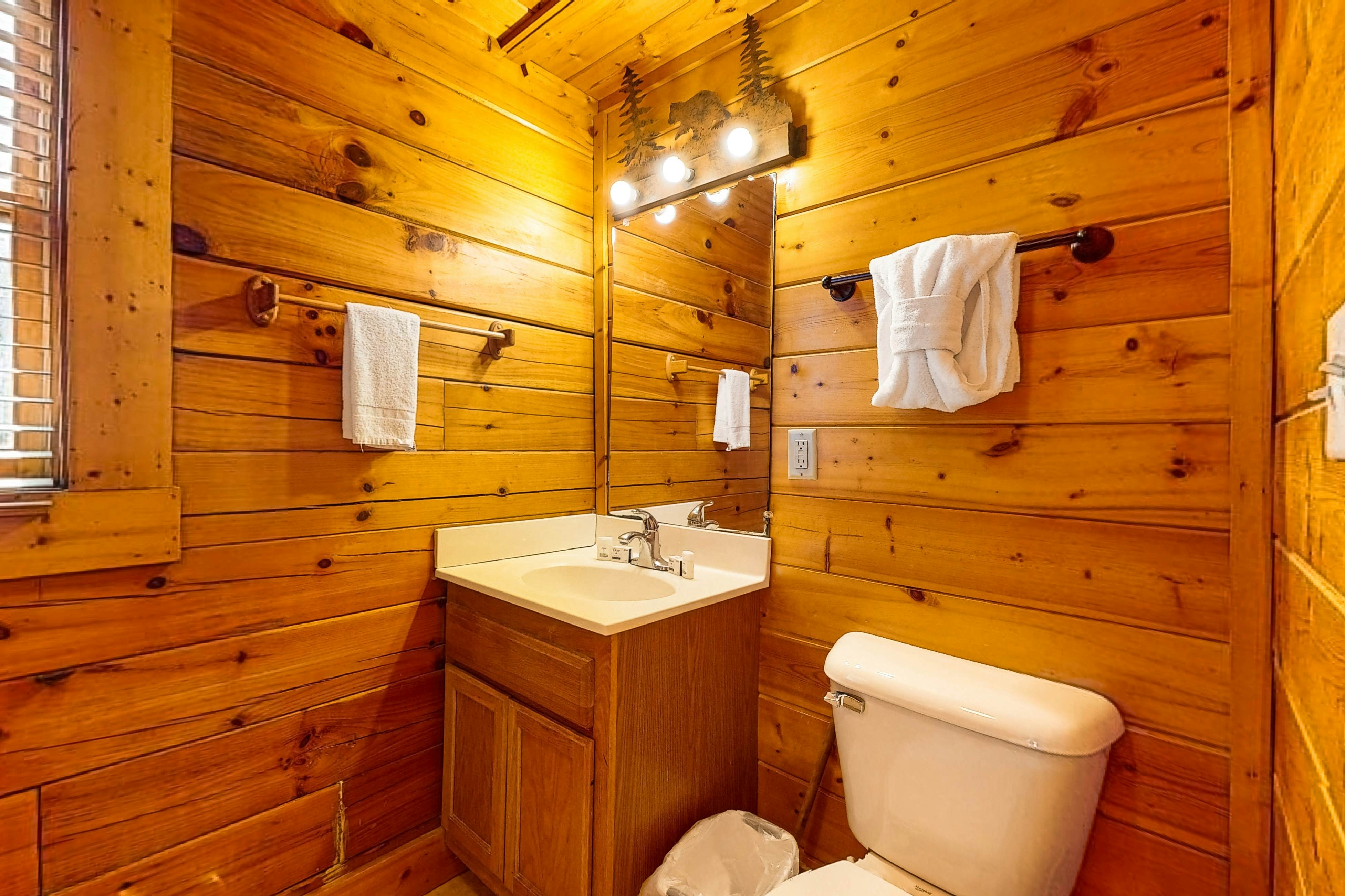 Adorable log cabin with front/back deck, hot tub, & Free Attraction Tickets