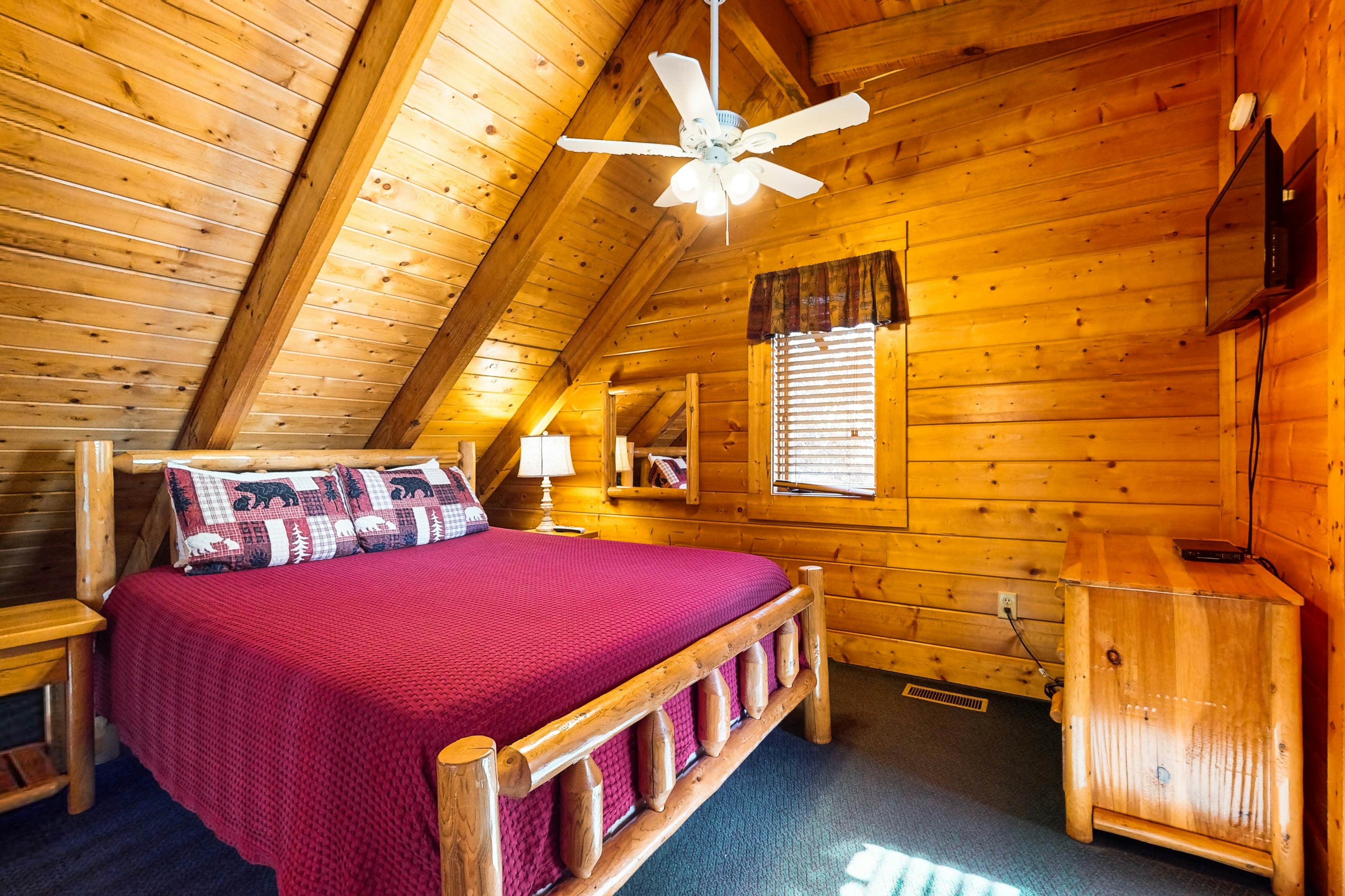 Adorable log cabin with front/back deck, hot tub, & Free Attraction Tickets