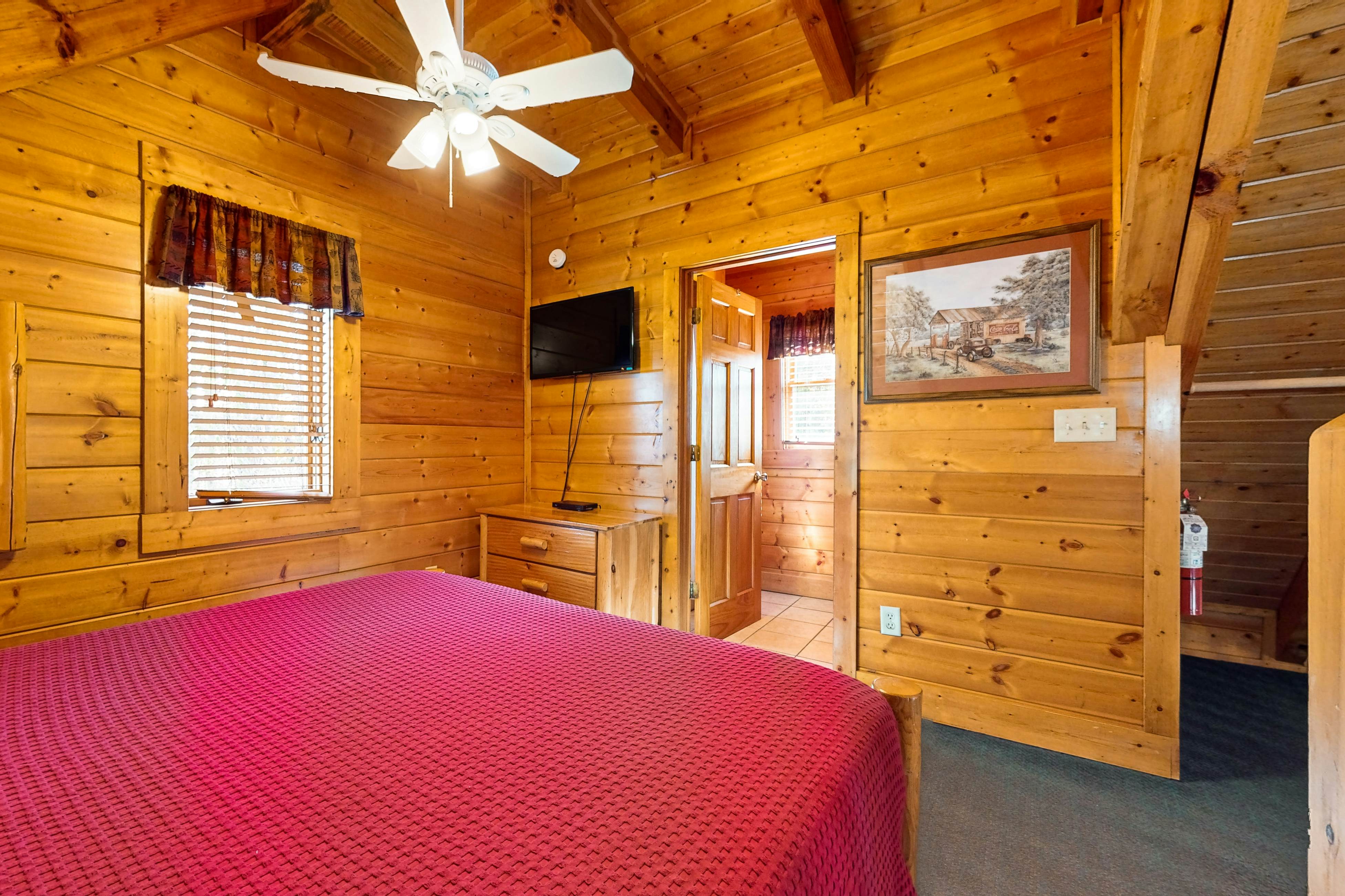 Adorable log cabin with front/back deck, hot tub, & Free Attraction Tickets