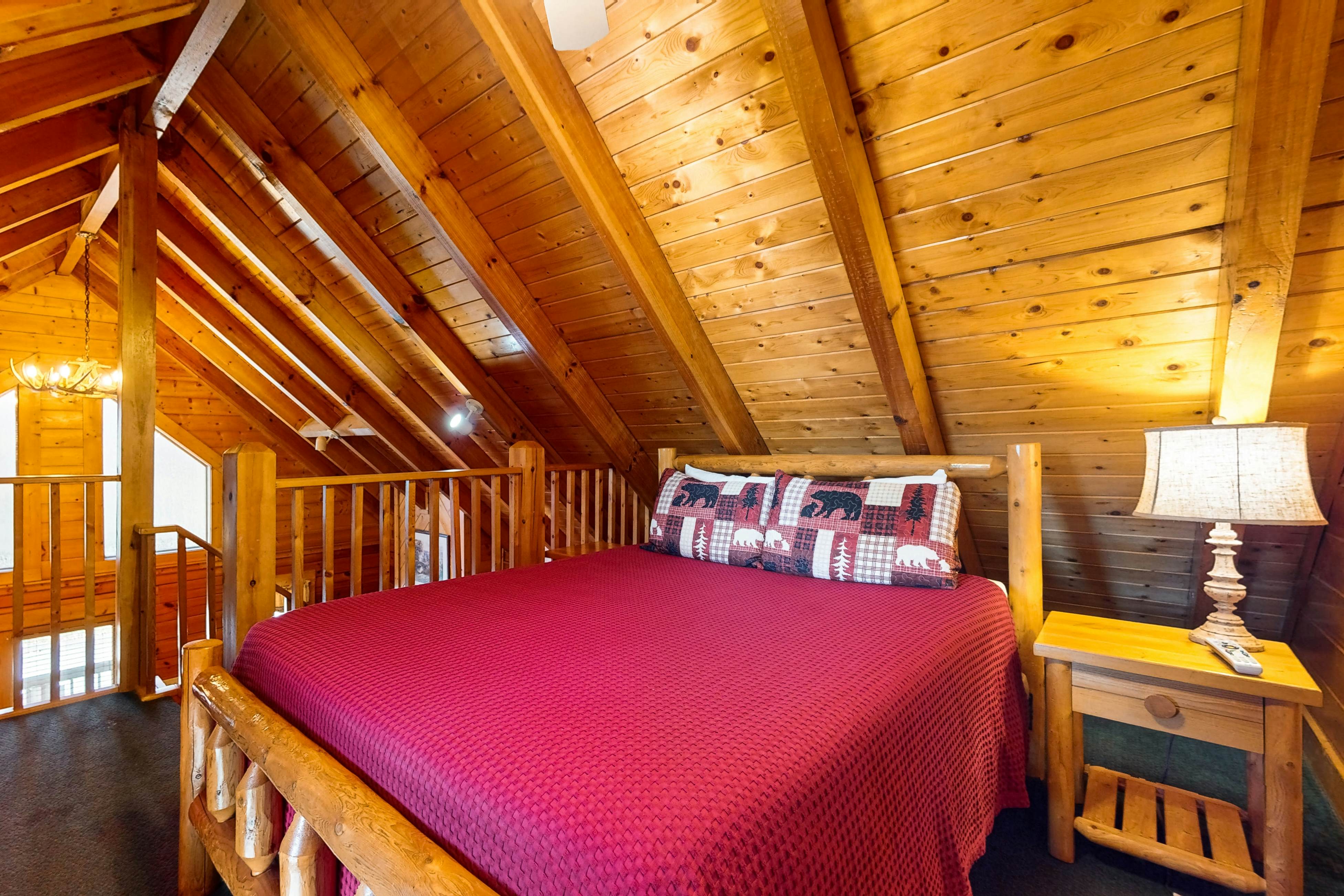 Adorable log cabin with front/back deck, hot tub, & Free Attraction Tickets