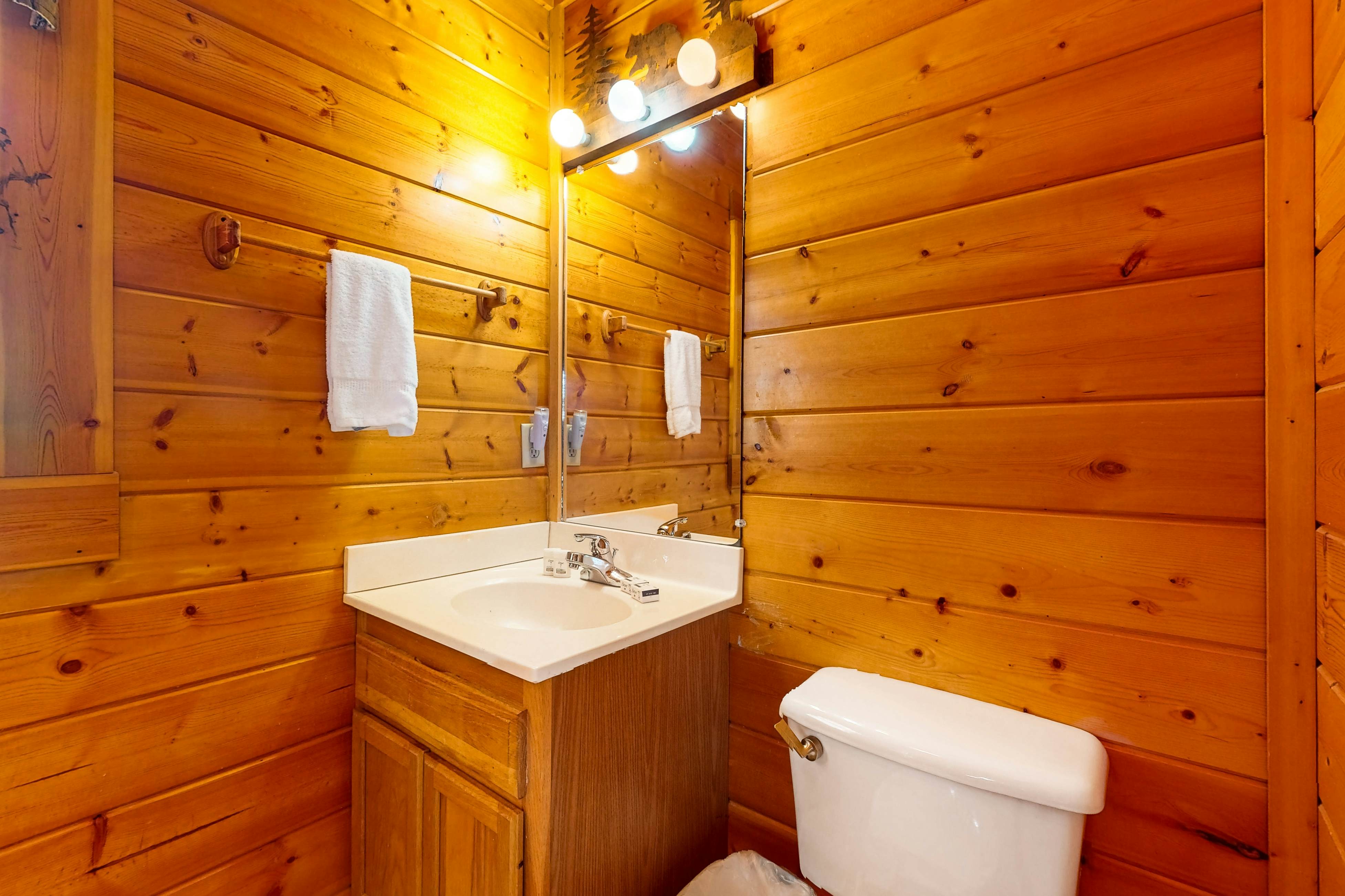 Adorable log cabin with front/back deck, hot tub, & Free Attraction Tickets