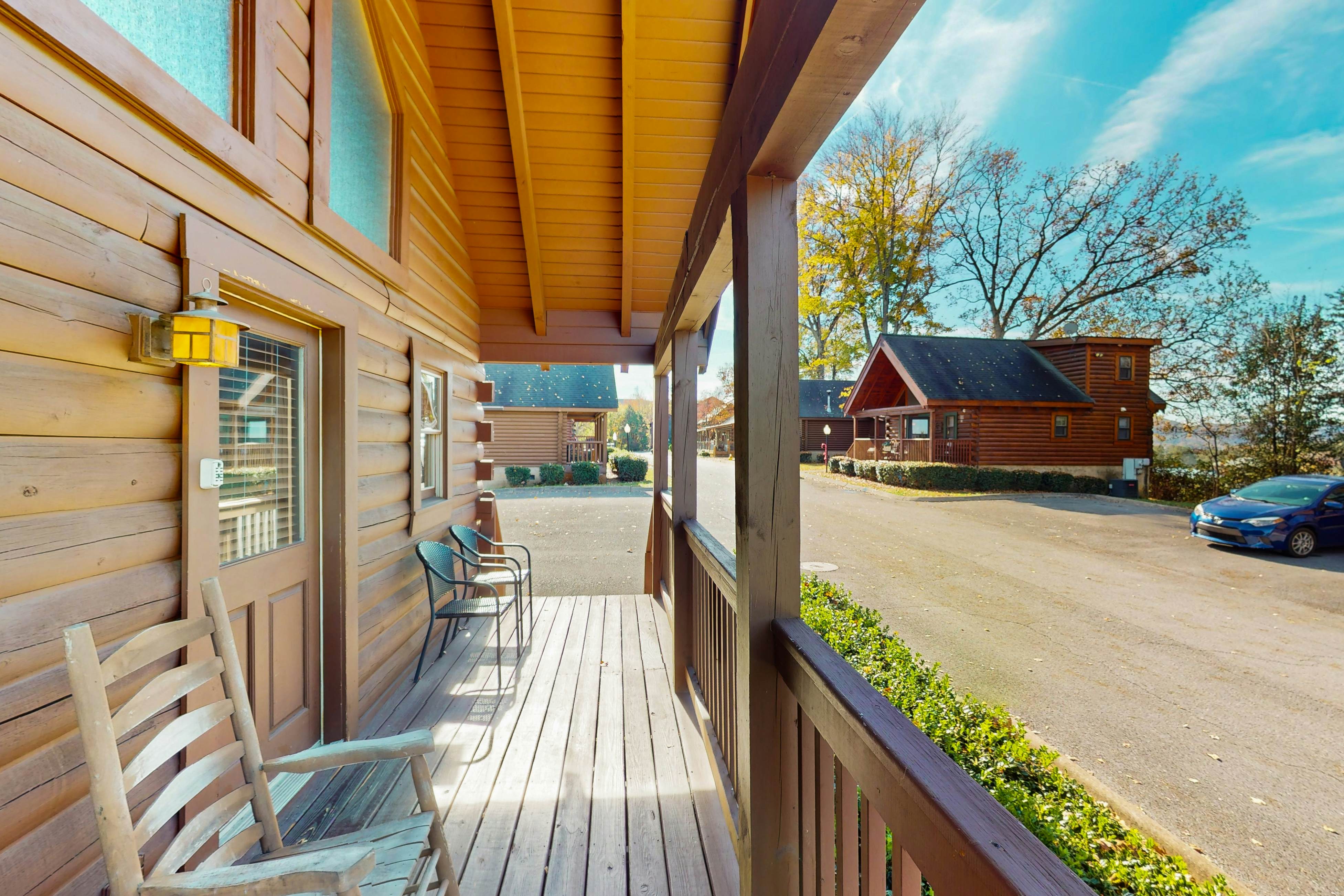 Adorable log cabin with front/back deck, hot tub, & Free Attraction Tickets