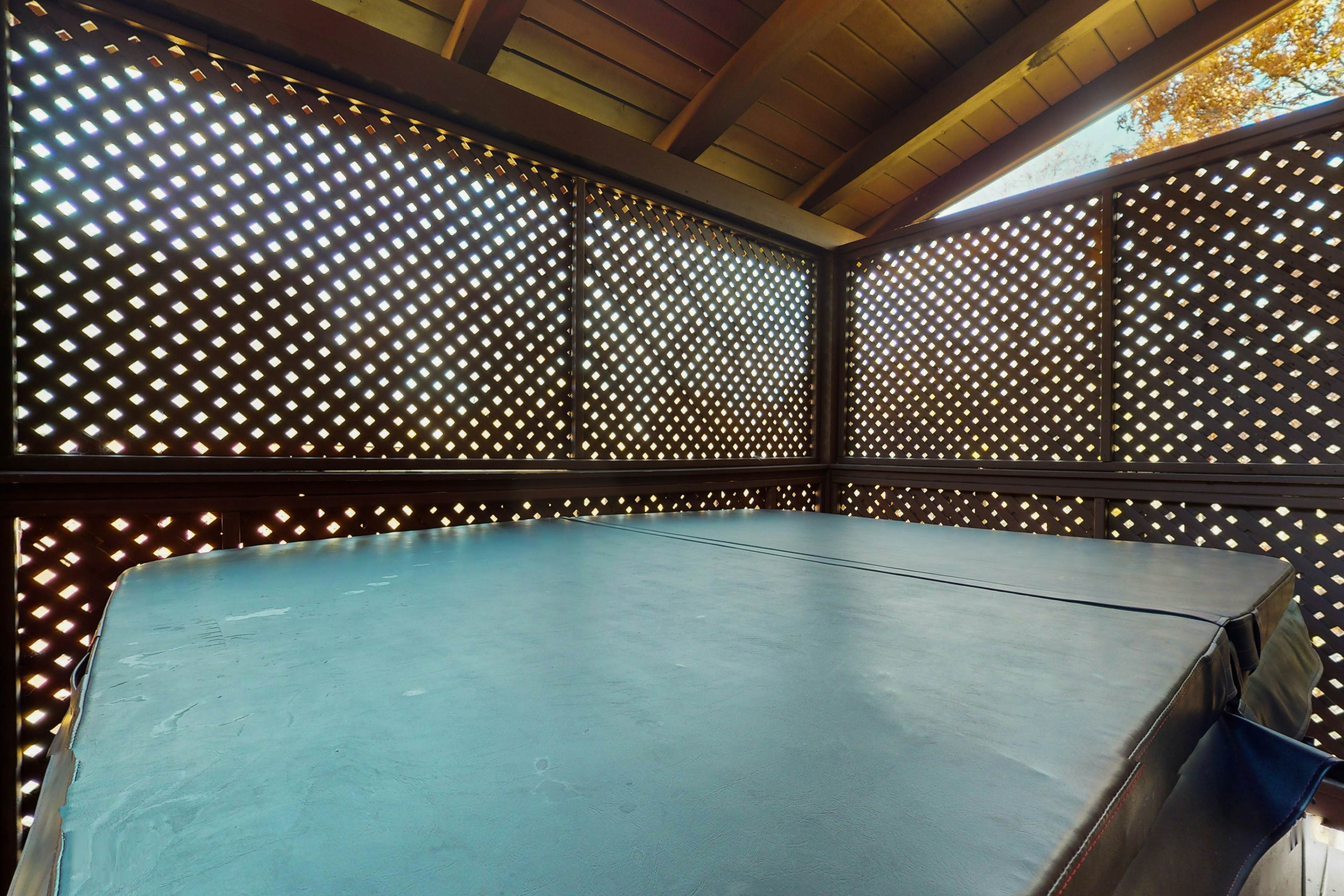 Adorable log cabin with front/back deck, hot tub, & Free Attraction Tickets