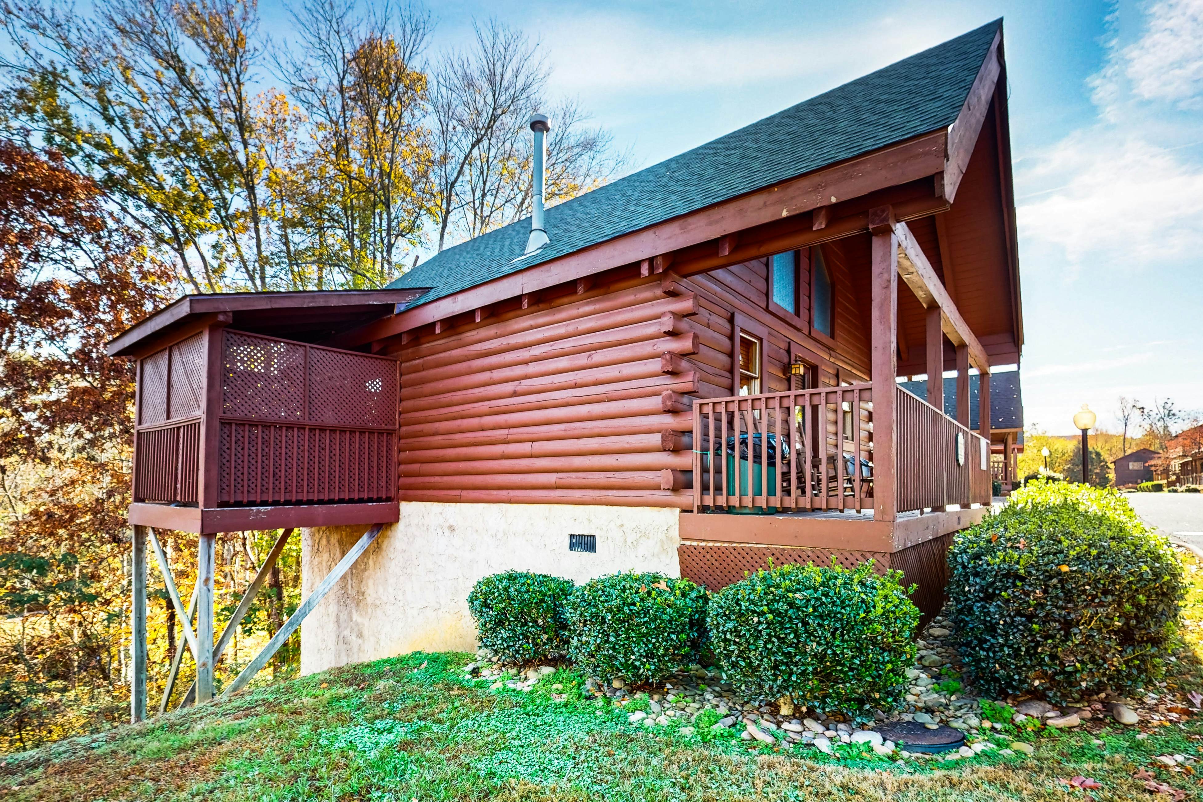 Adorable log cabin with front/back deck, hot tub, & Free Attraction Tickets