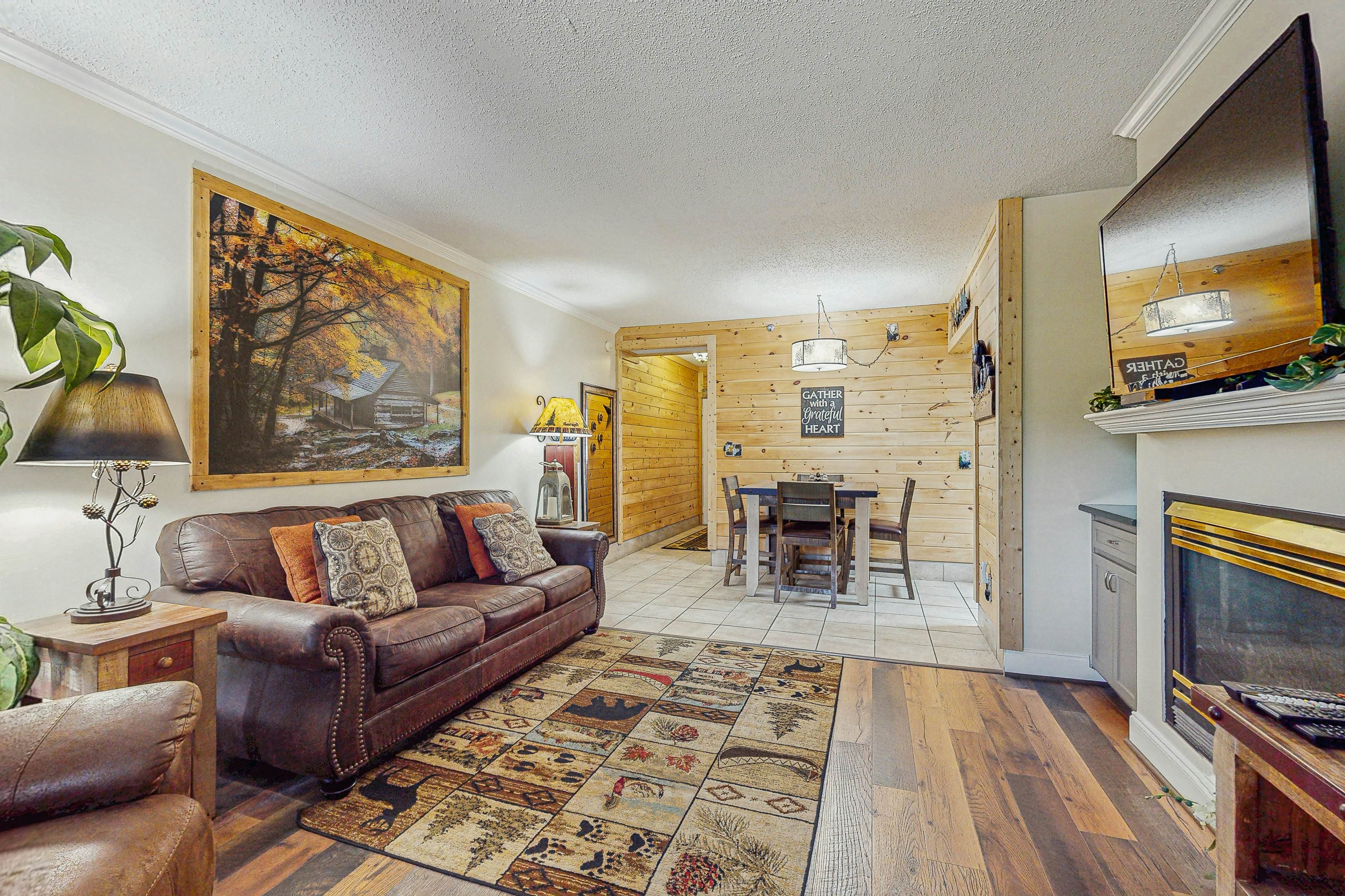 Charming condo with river views, gas fireplace & fully equipped kitchen