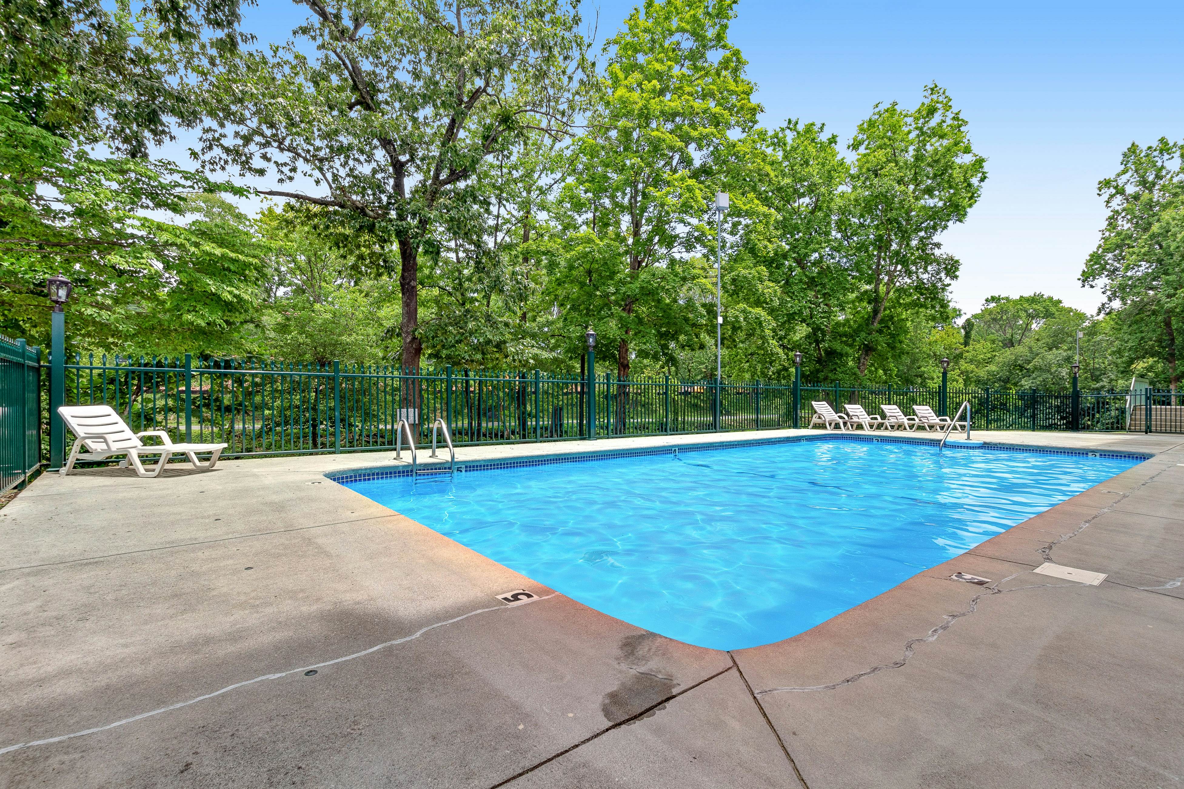 Charming condo with river views, gas fireplace & fully equipped kitchen