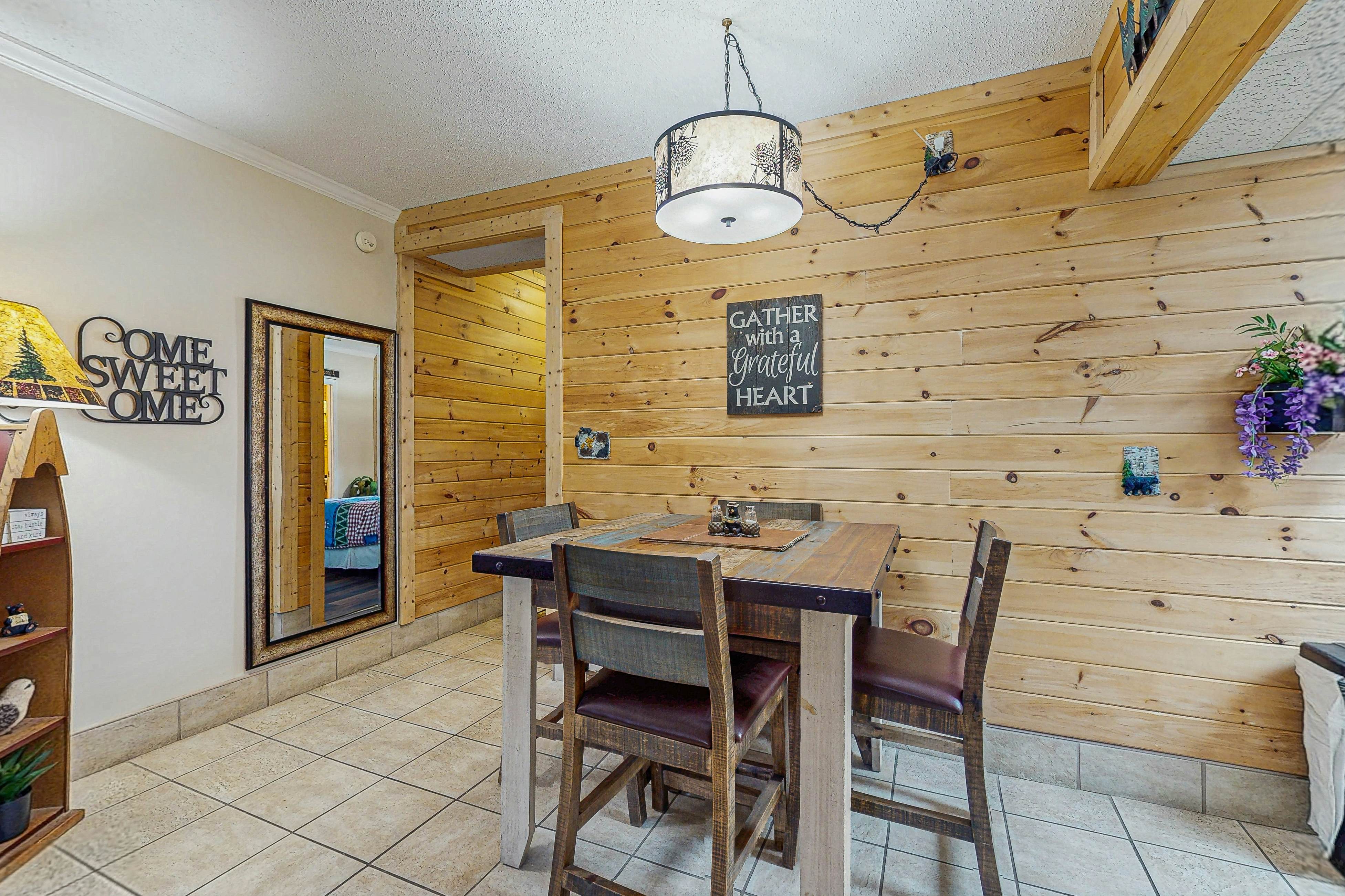 Charming condo with river views, gas fireplace & fully equipped kitchen