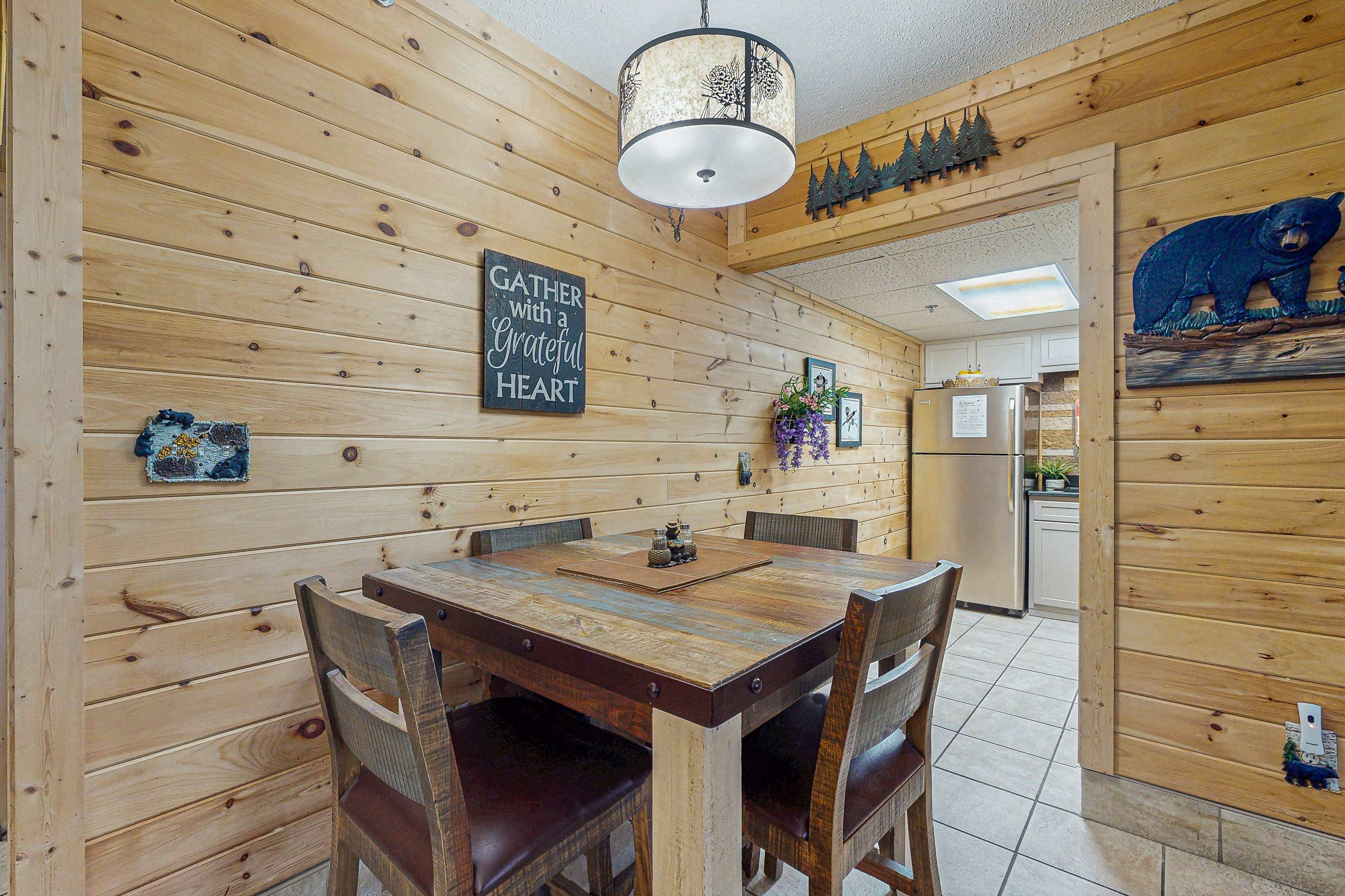 Charming condo with river views, gas fireplace & fully equipped kitchen