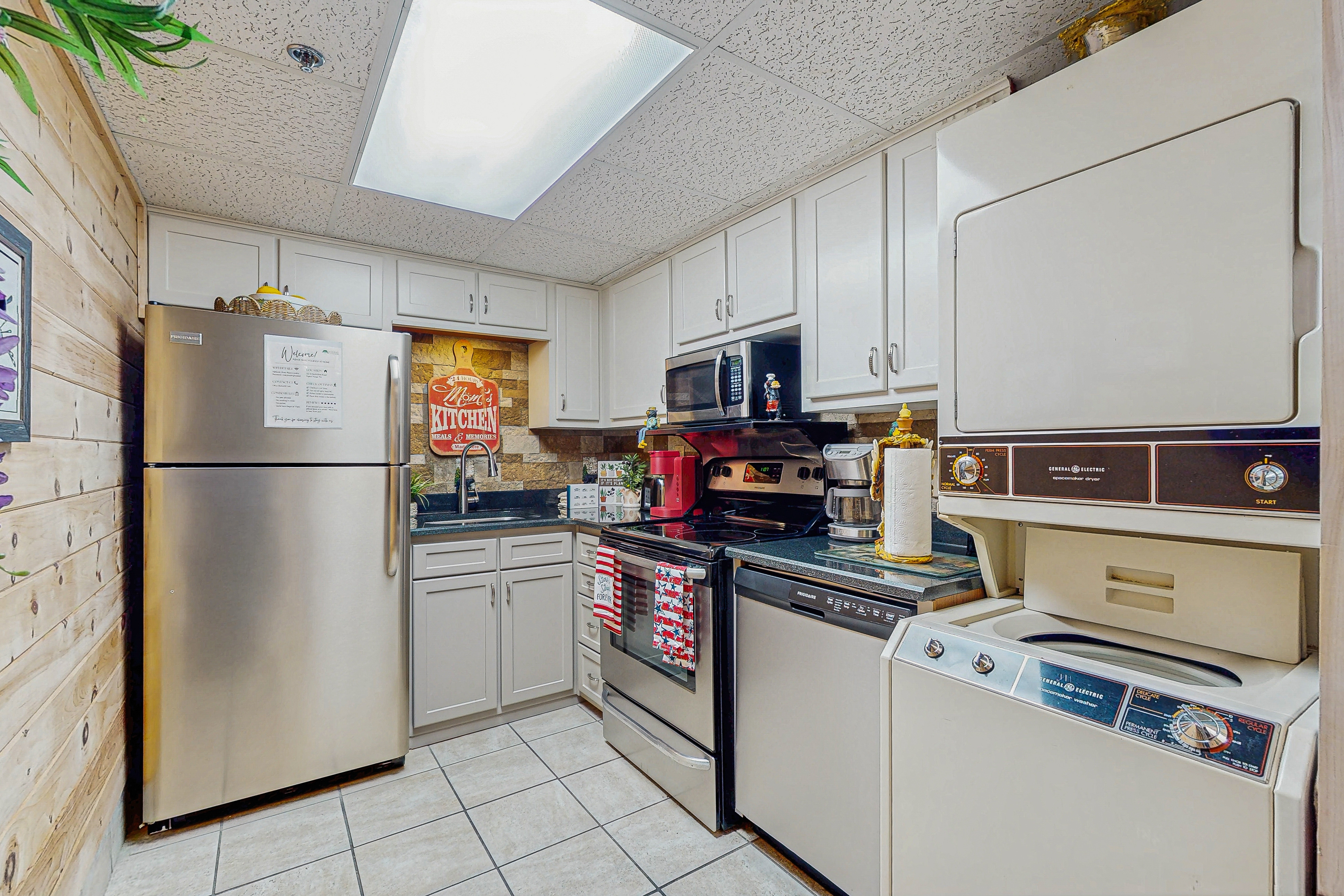 Charming Condo・River Views, Sleep 6・Fireplace・Pool