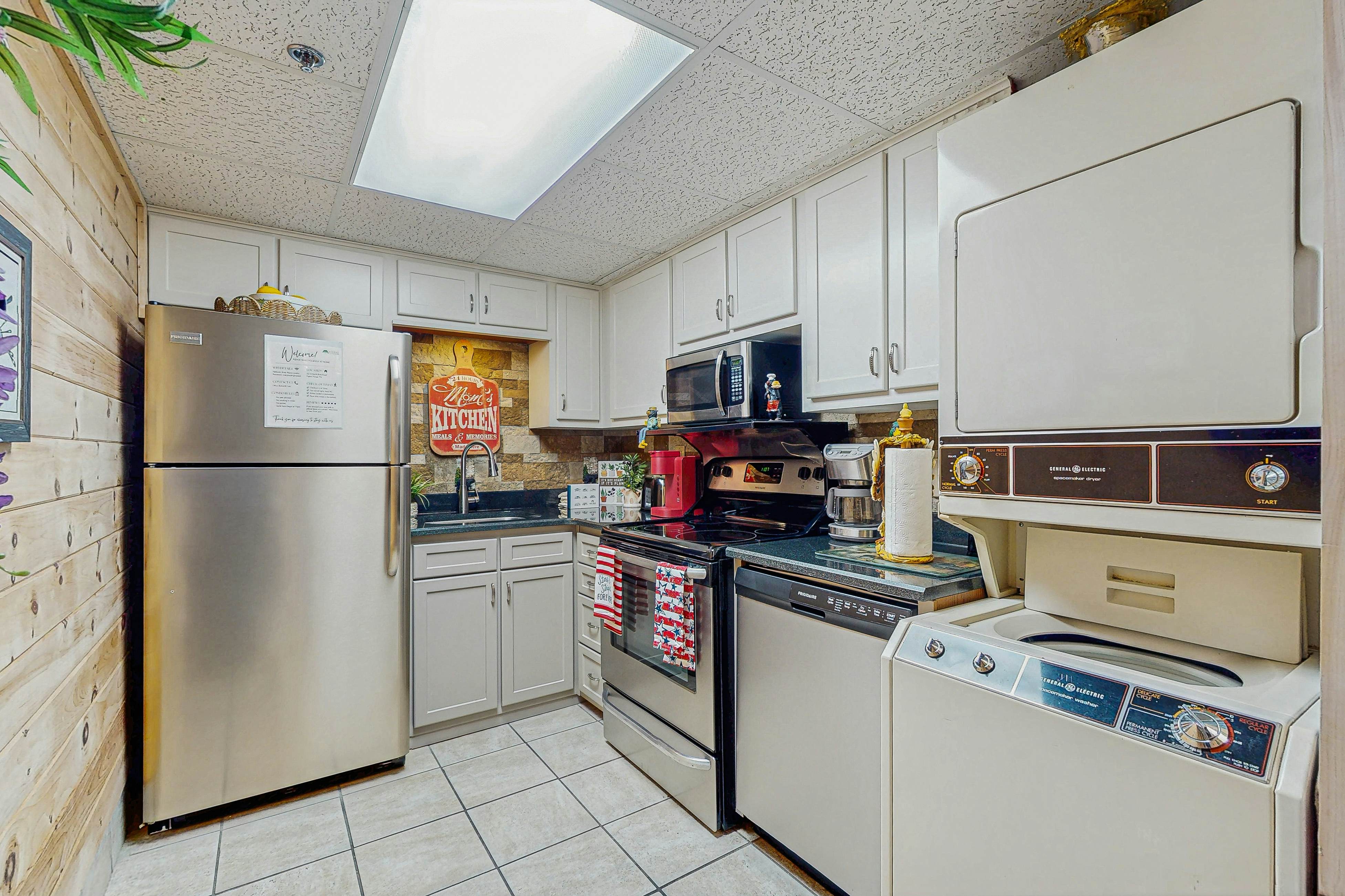 Charming condo with river views, gas fireplace & fully equipped kitchen