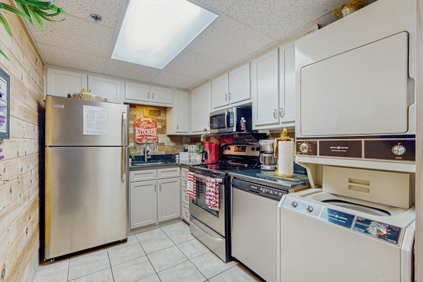 Charming Condo・River Views, Sleep 6・Fireplace・Pool