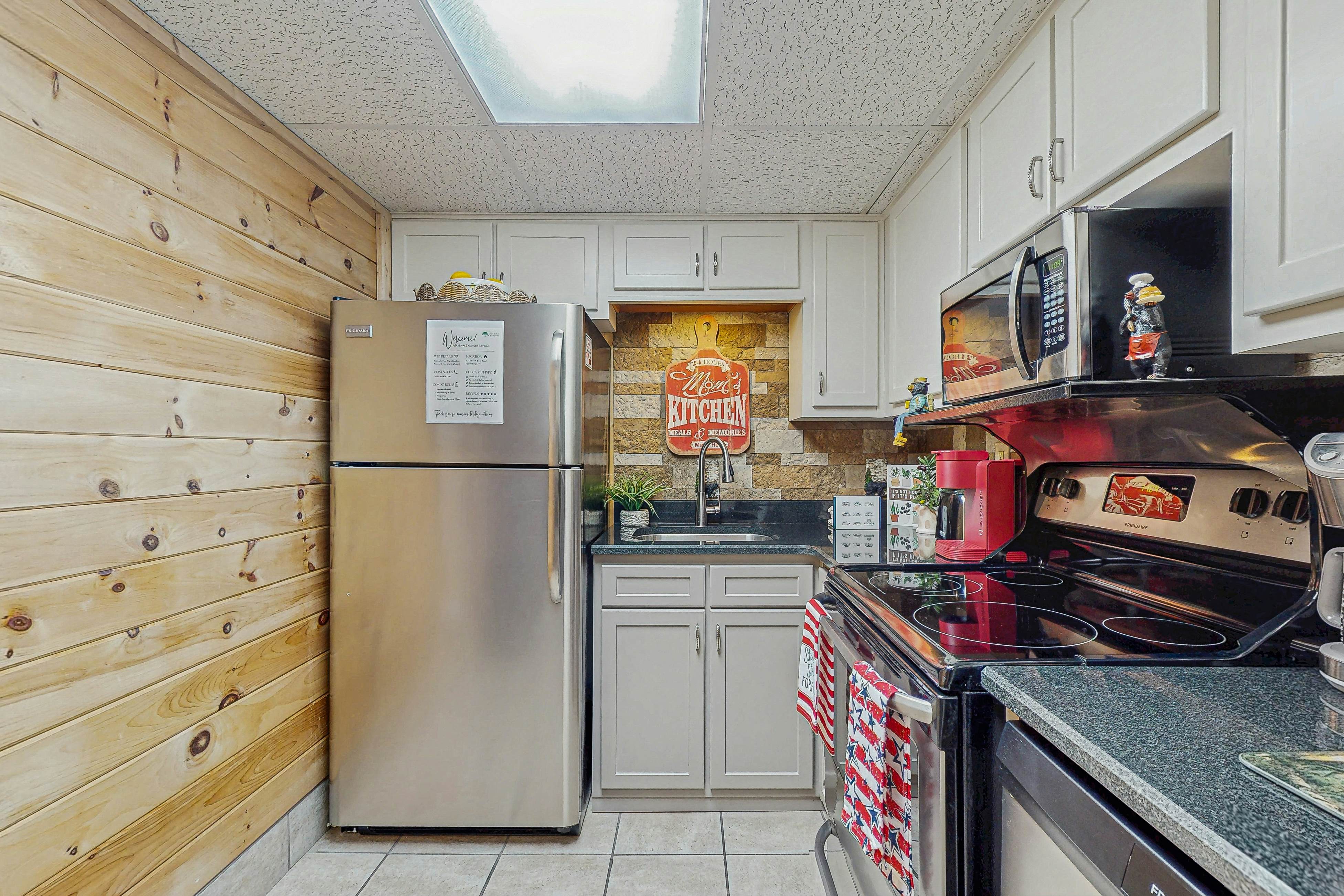 Charming condo with river views, gas fireplace & fully equipped kitchen