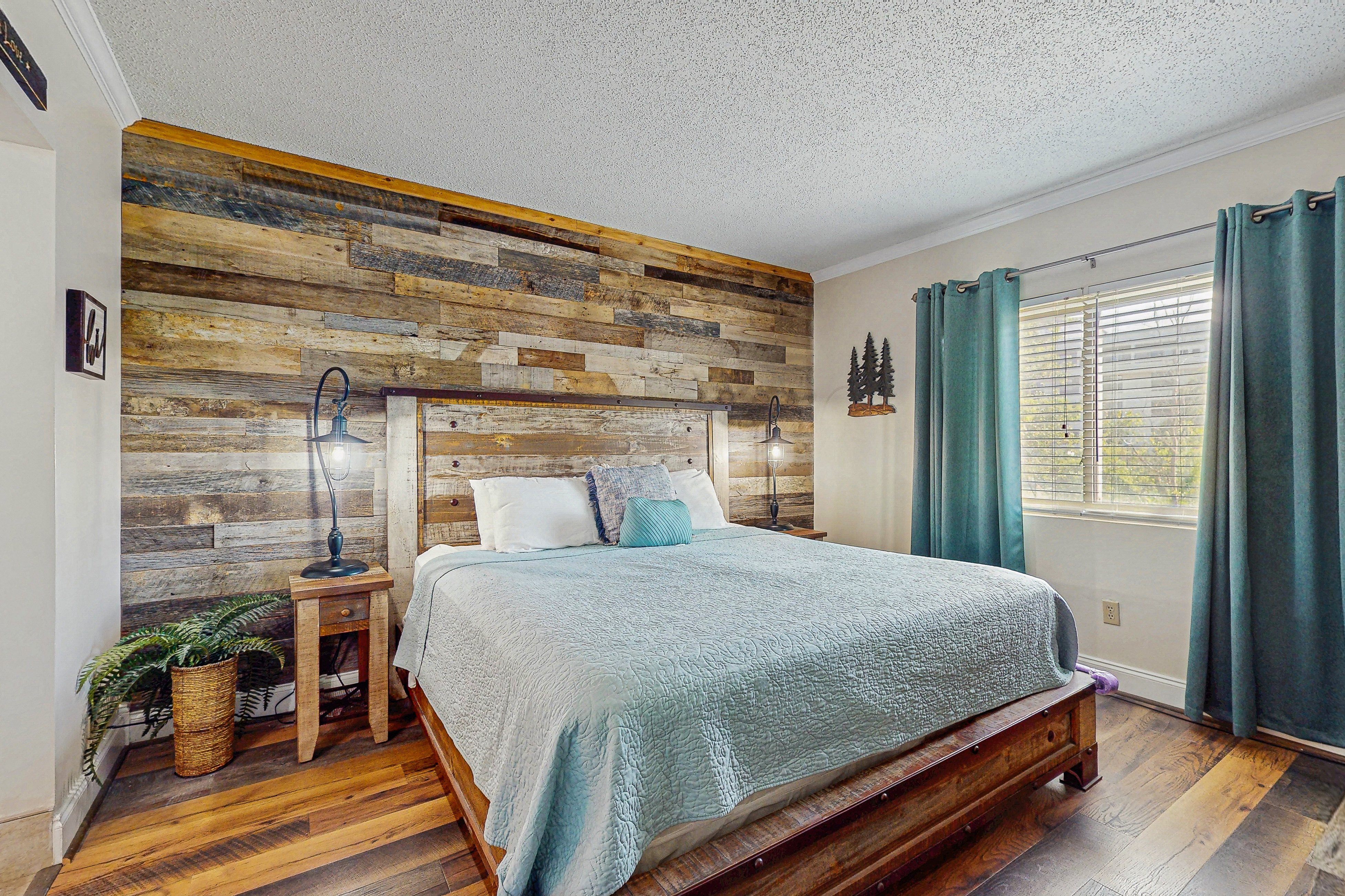 Charming Condo・River Views, Sleep 6・Fireplace・Pool