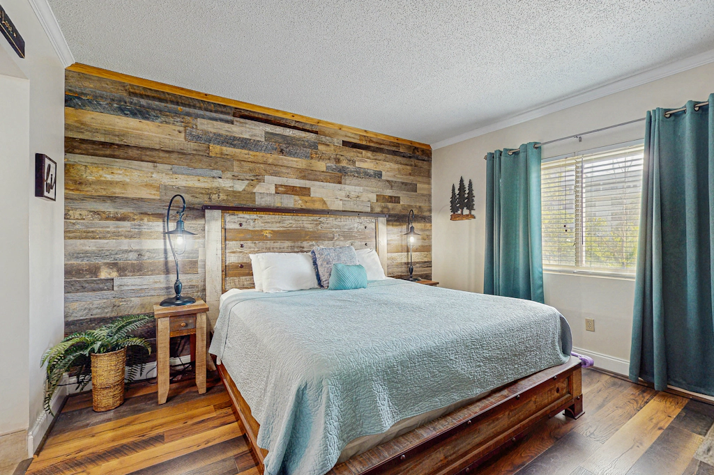 Charming Condo, River Views, Sleep 6, Fireplace, Pool