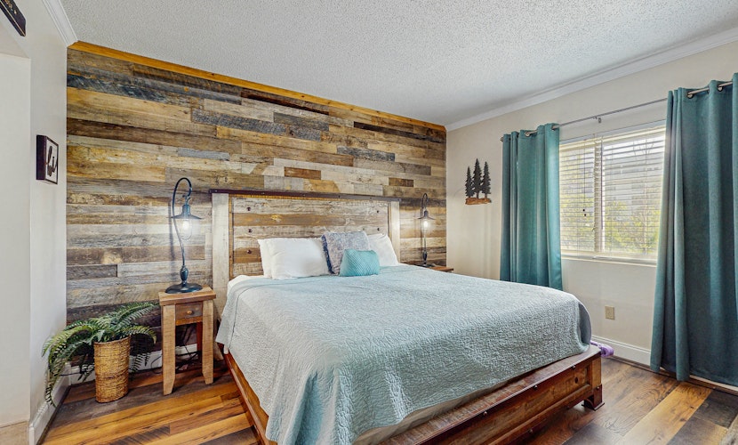 Charming Condo・River Views, Sleep 6・Fireplace・Pool