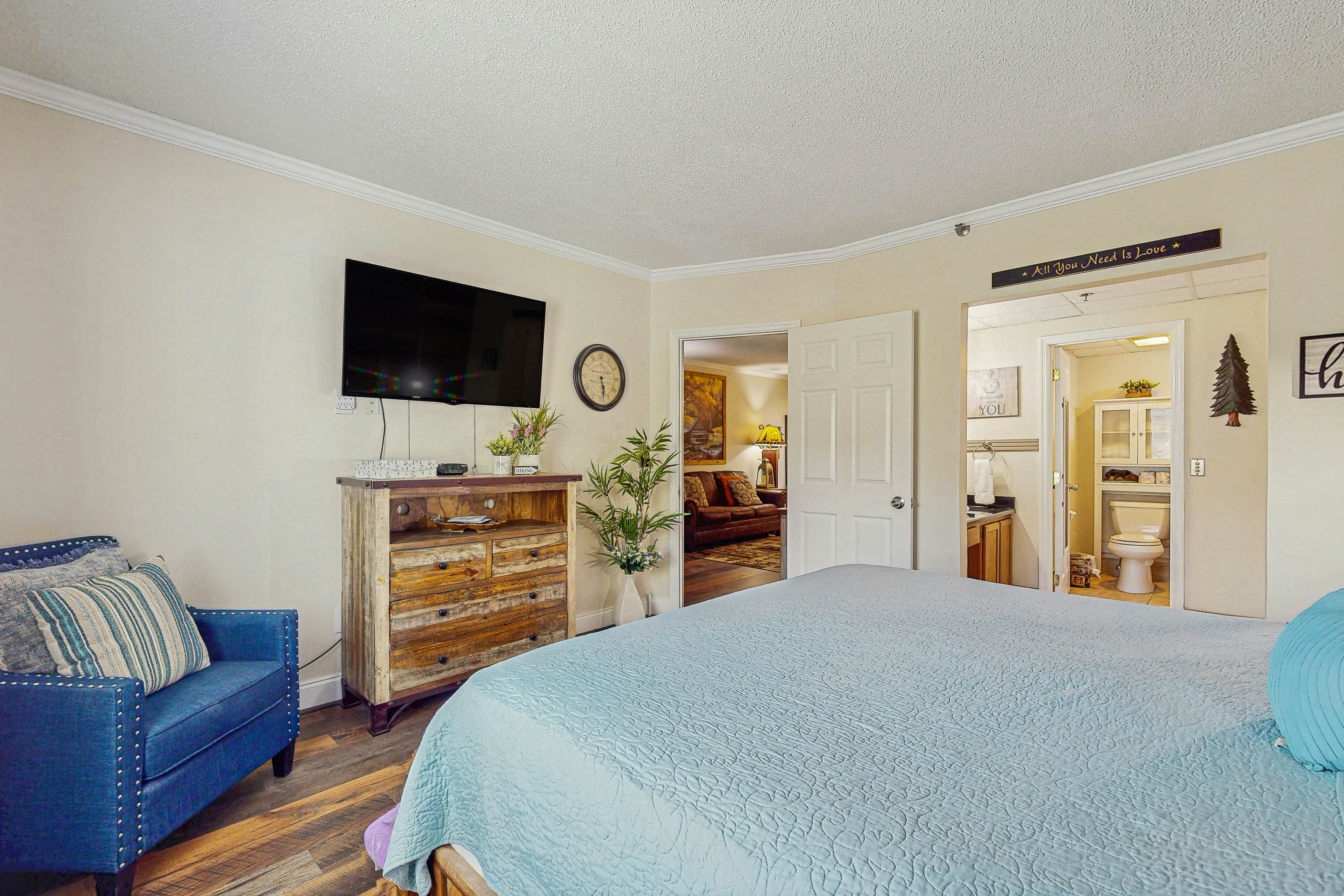 Charming condo with river views, gas fireplace & fully equipped kitchen