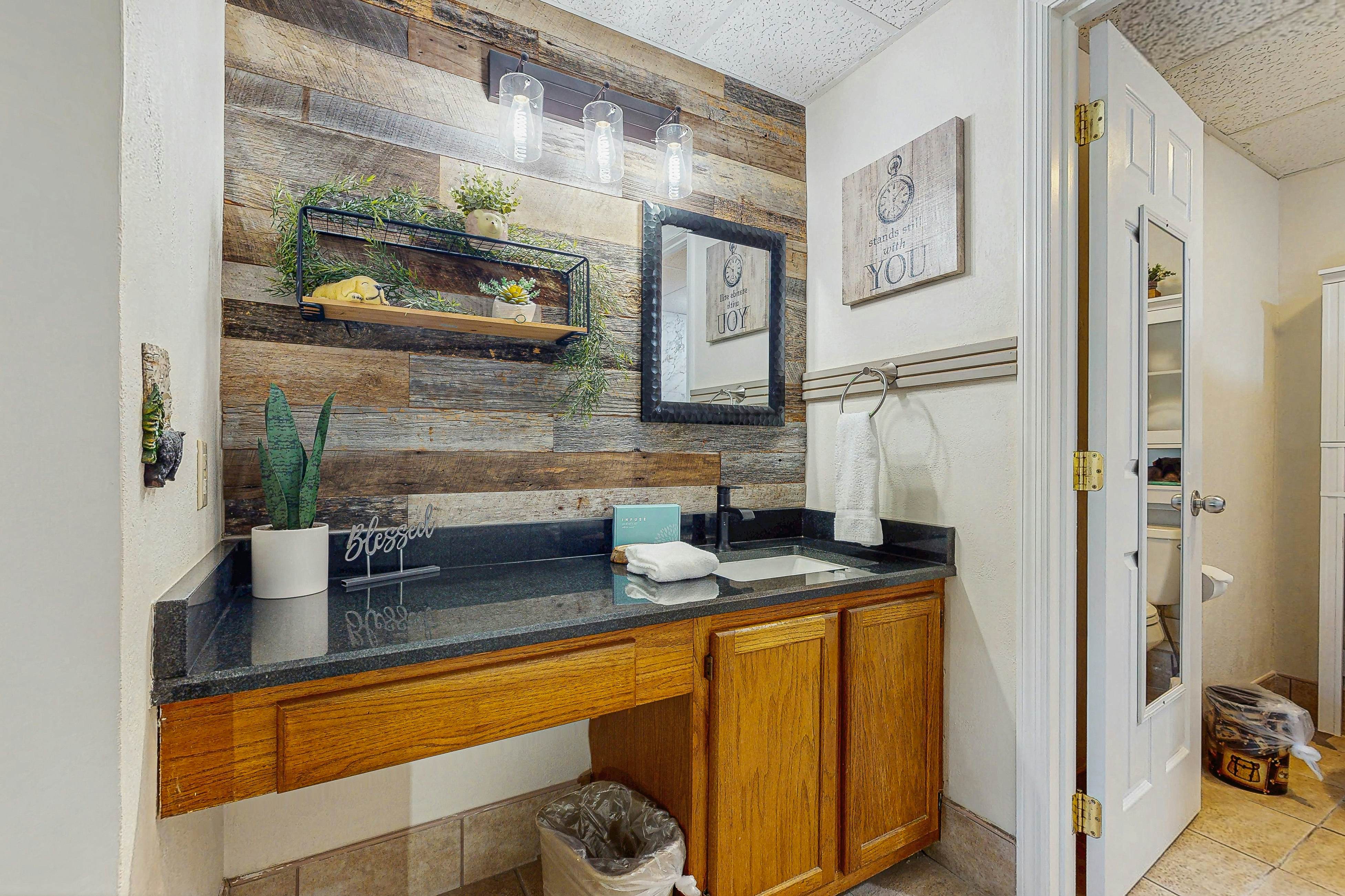 Charming condo with river views, gas fireplace & fully equipped kitchen