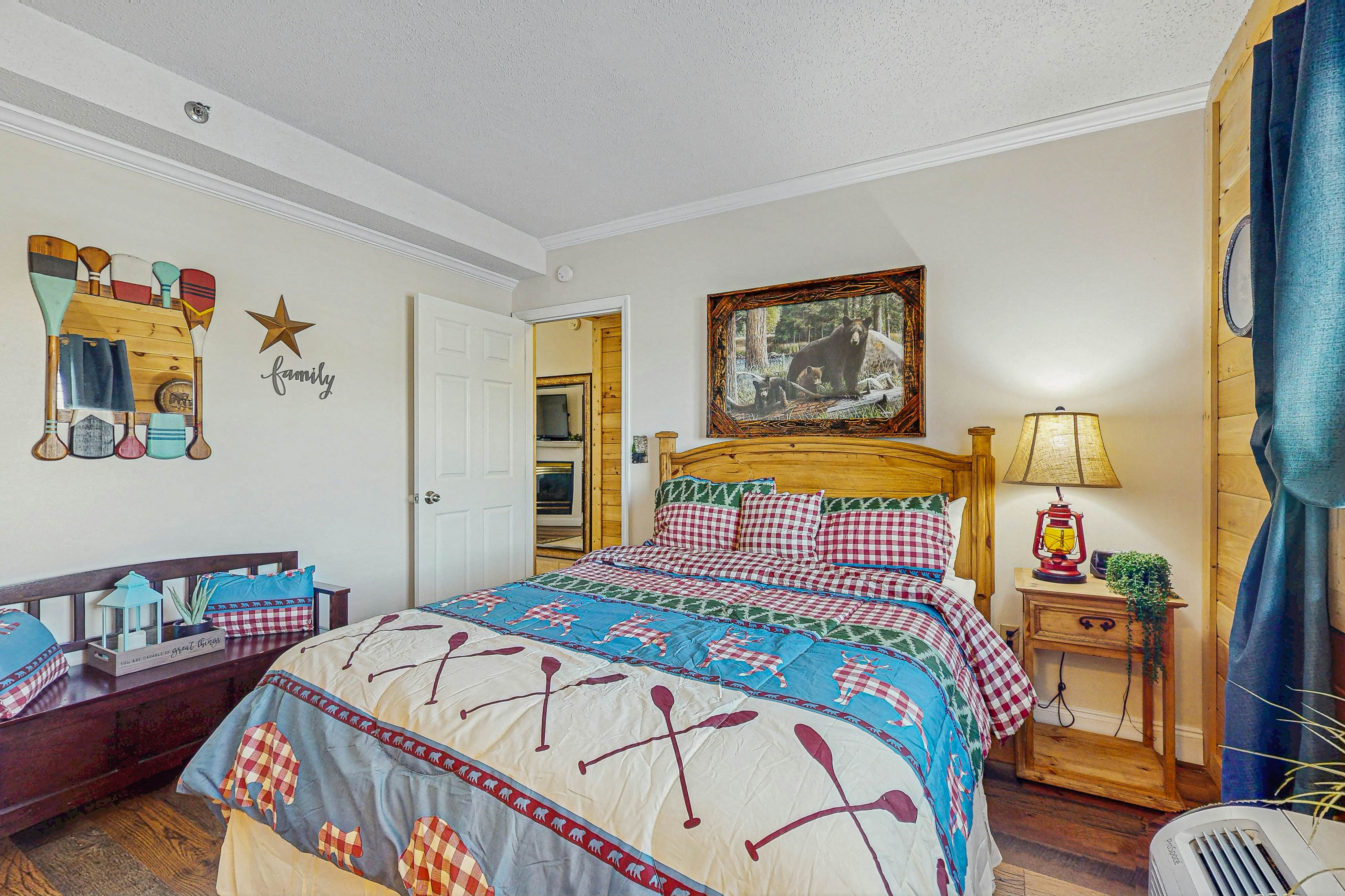 Charming condo with river views, gas fireplace & fully equipped kitchen