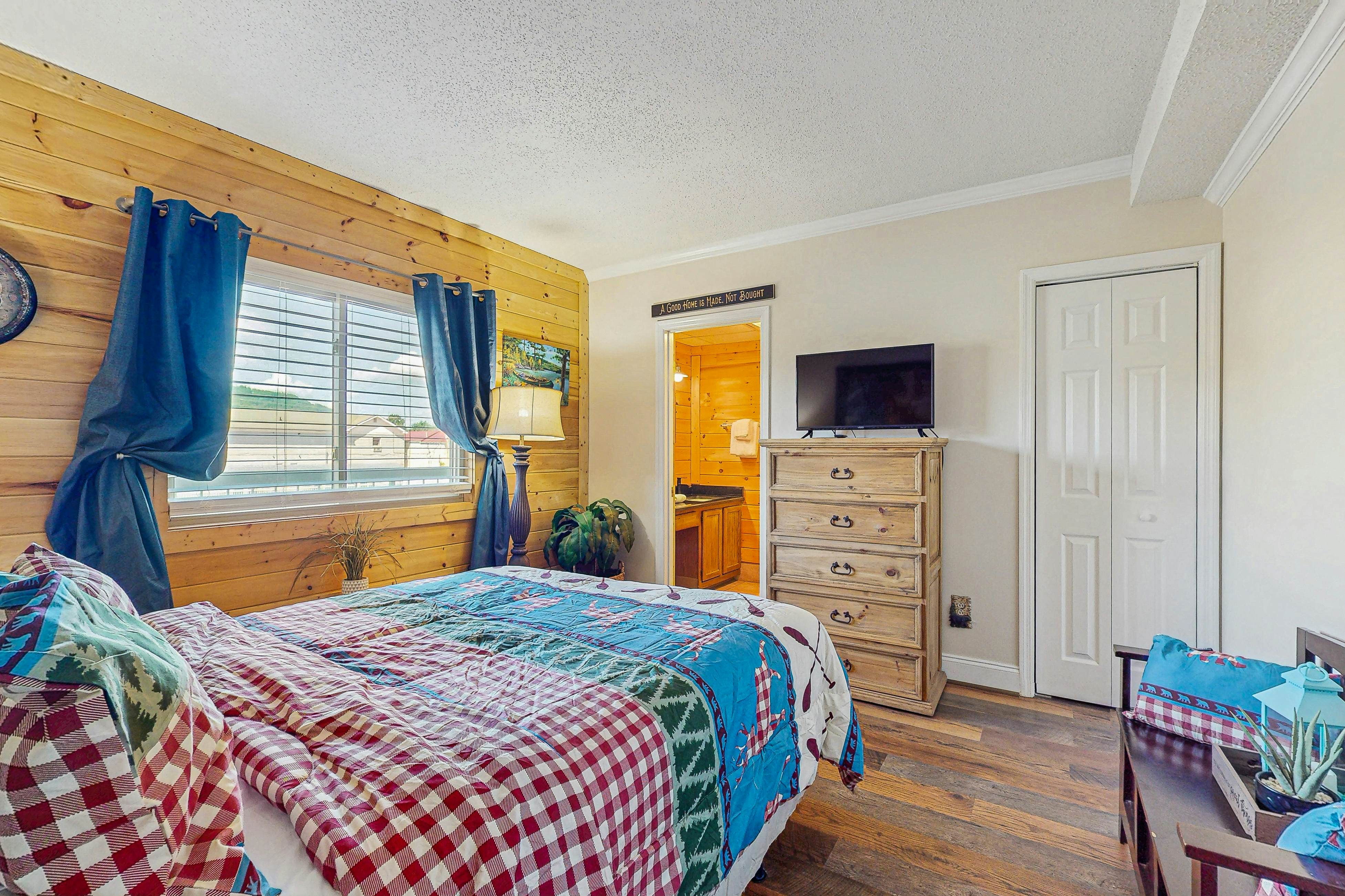 Charming condo with river views, gas fireplace & fully equipped kitchen