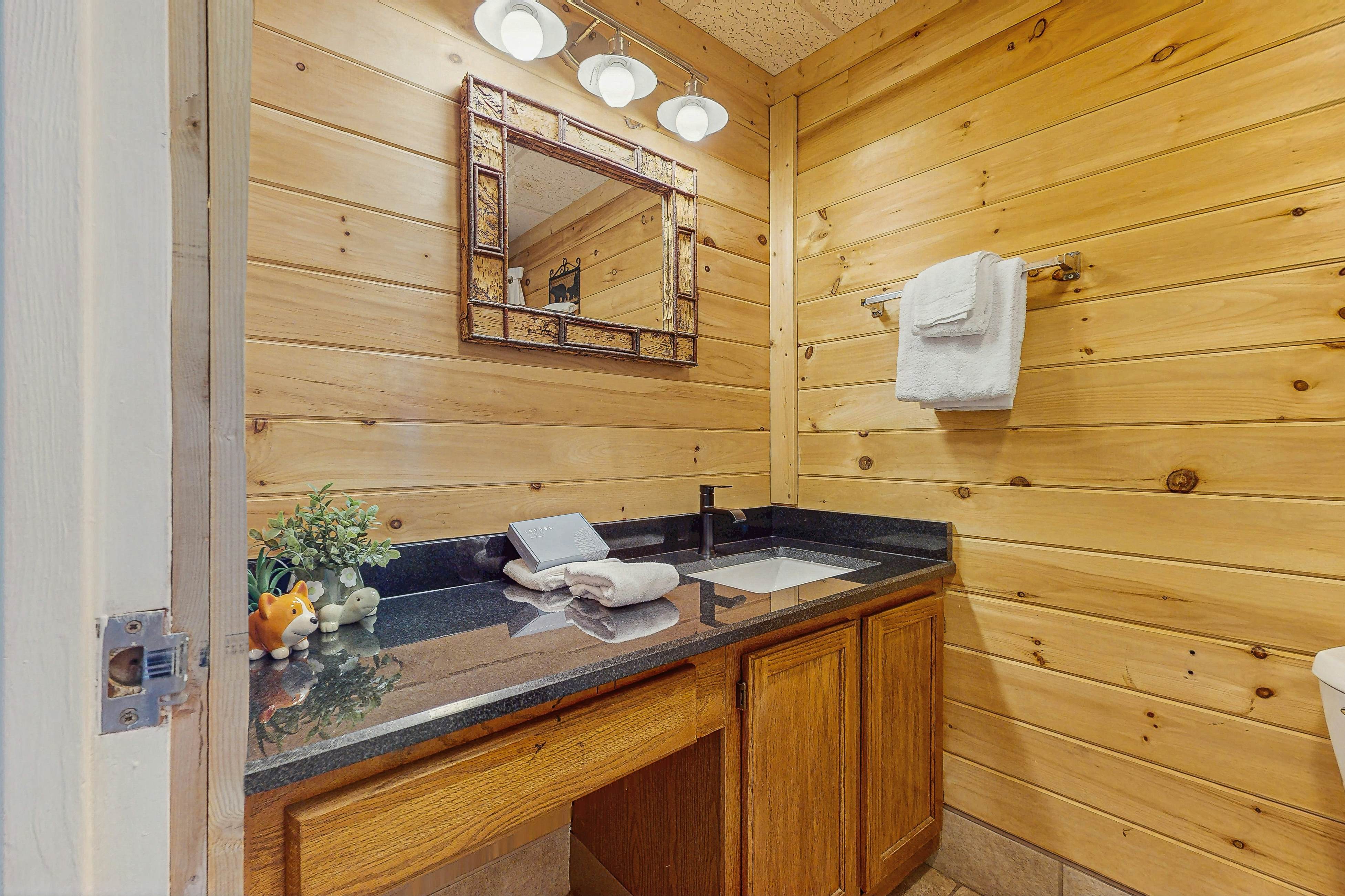 Charming condo with river views, gas fireplace & fully equipped kitchen