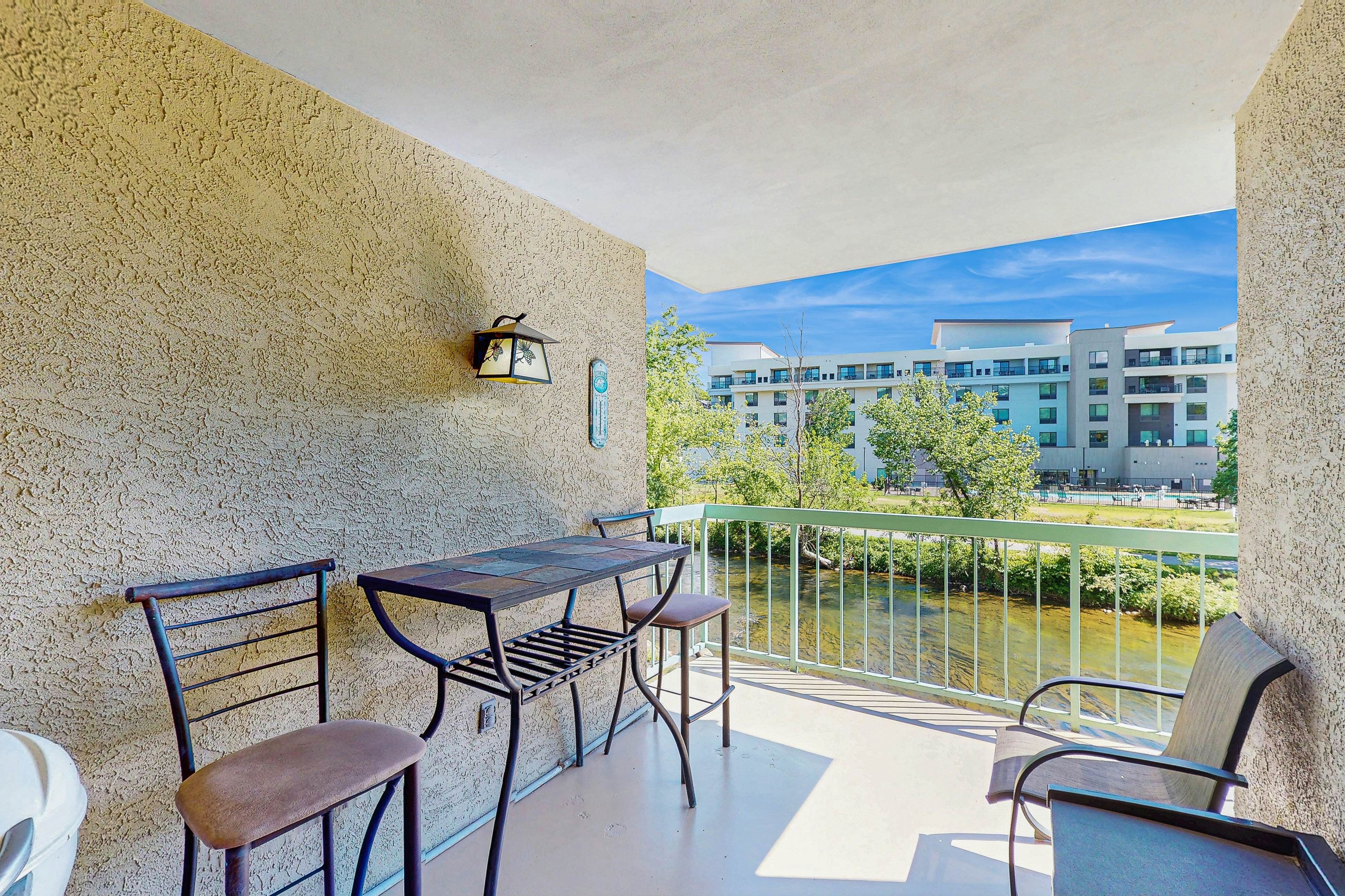 Charming condo with river views, gas fireplace & fully equipped kitchen