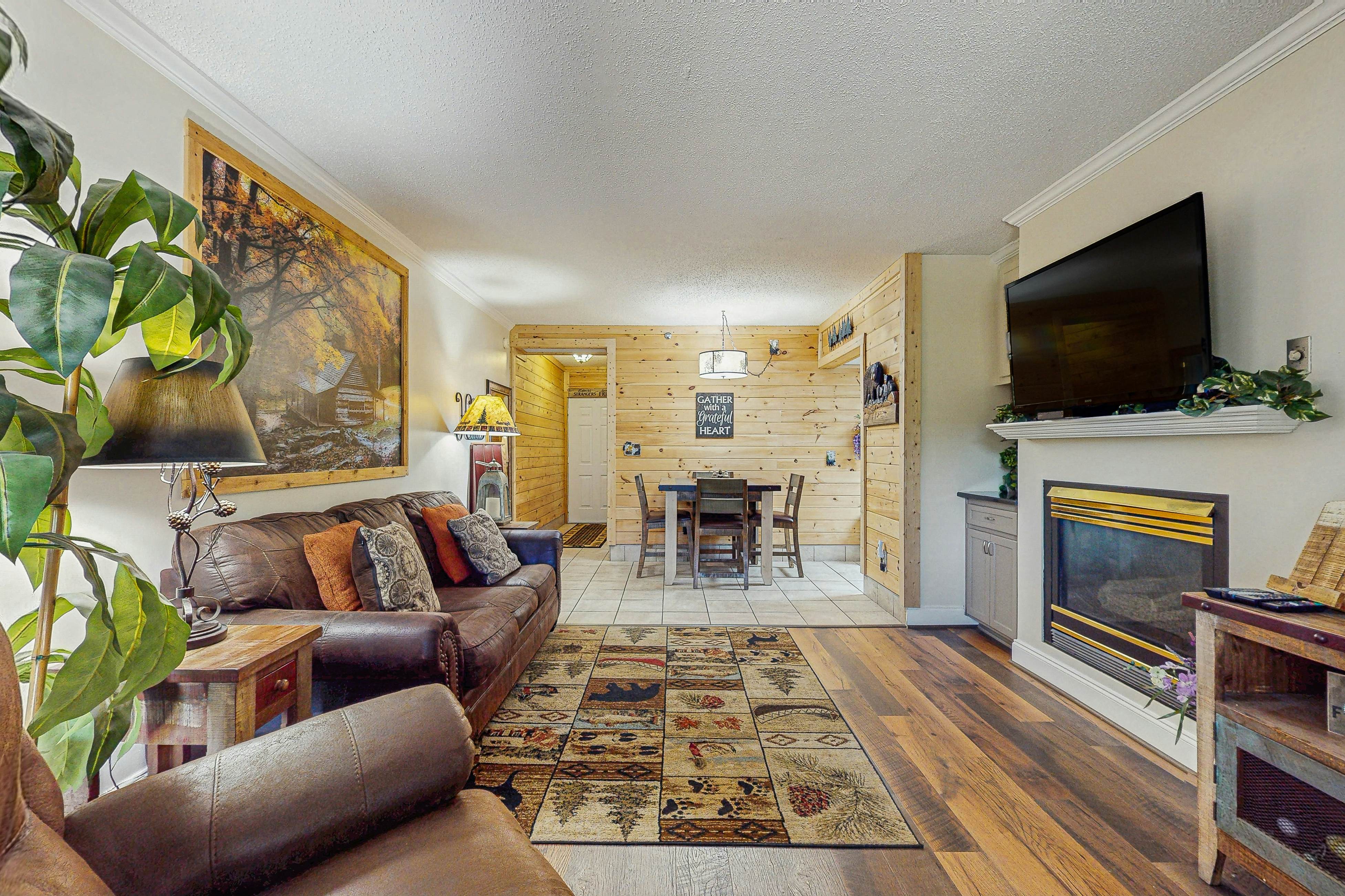 Charming condo with river views, gas fireplace & fully equipped kitchen