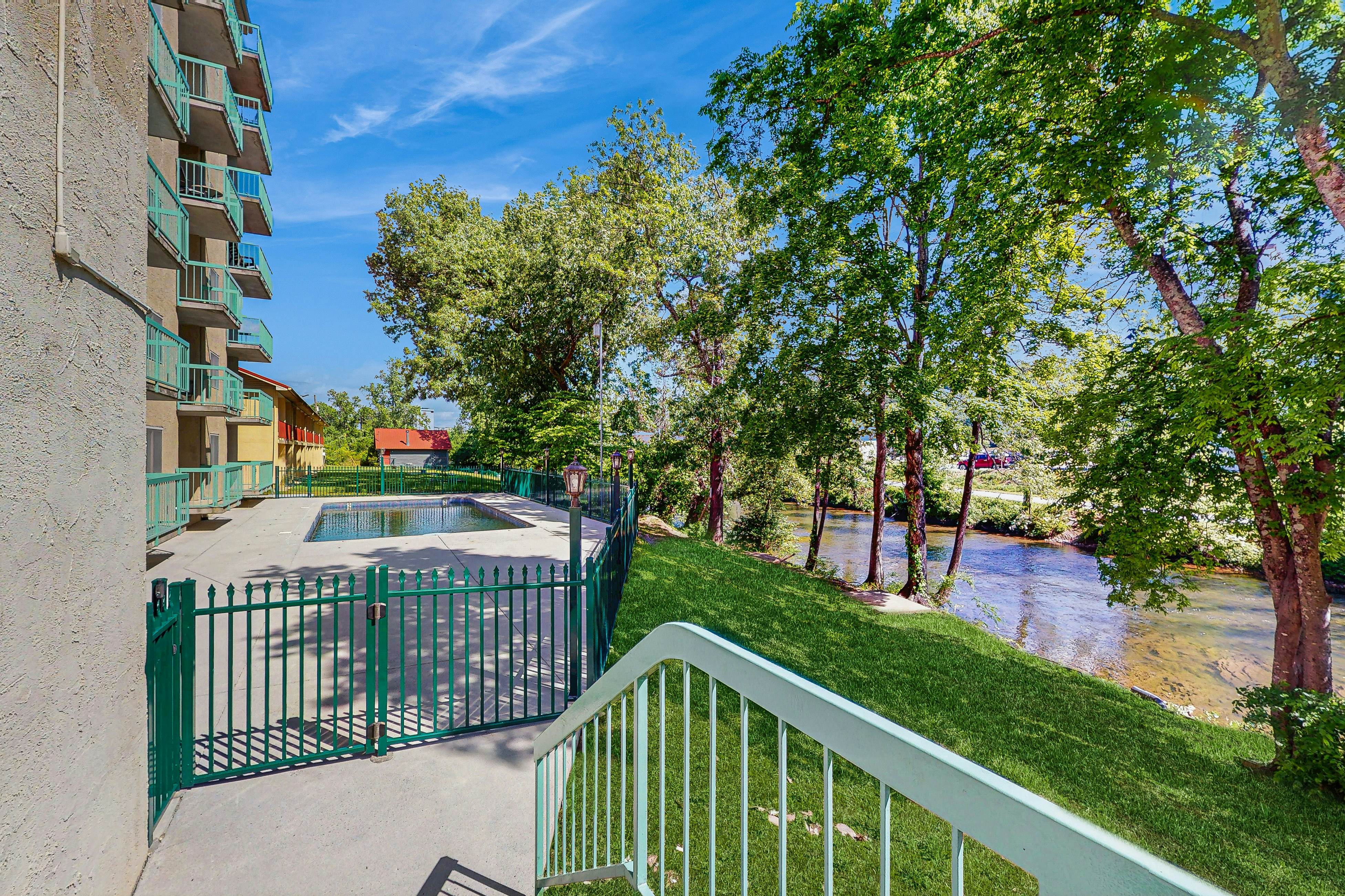 Charming condo with river views, gas fireplace & fully equipped kitchen