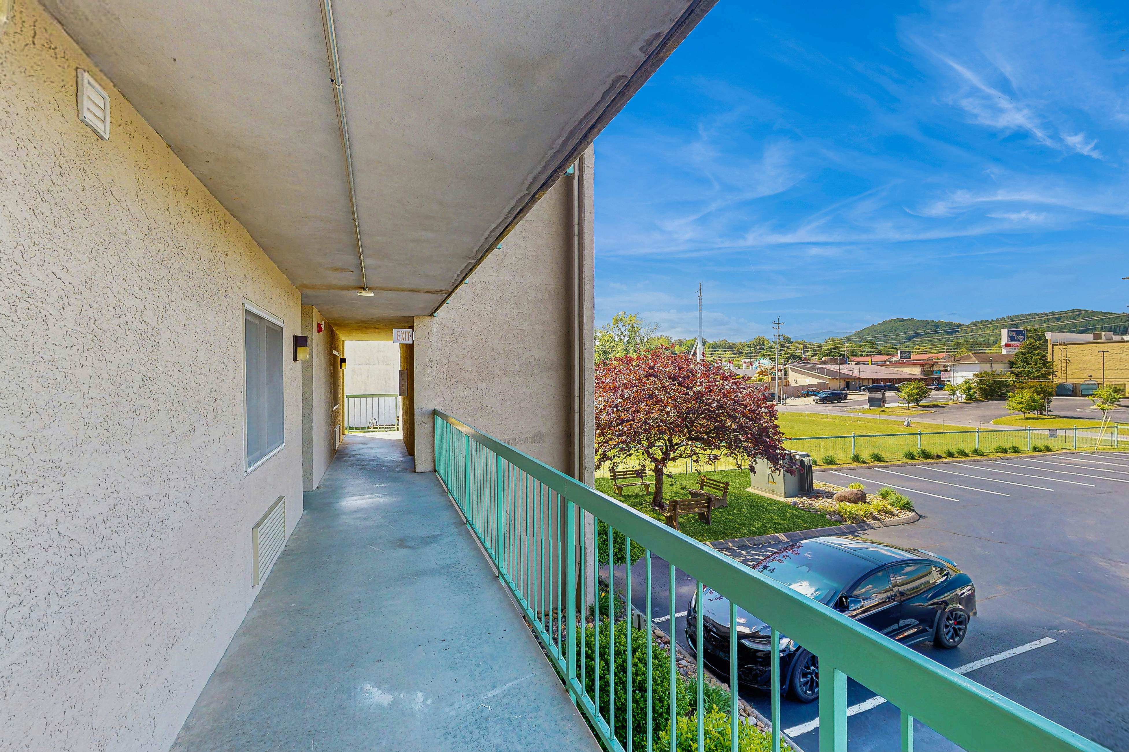 Charming condo with river views, gas fireplace & fully equipped kitchen