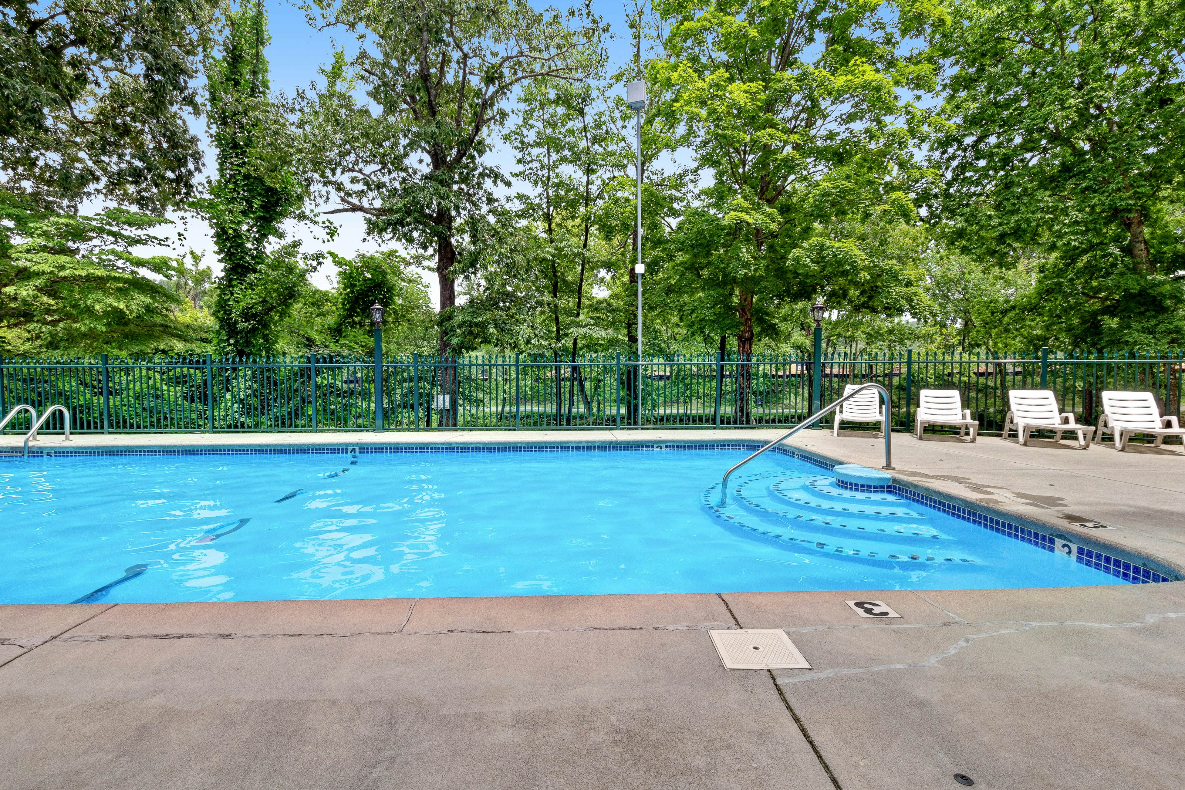 Charming condo with river views, gas fireplace & fully equipped kitchen