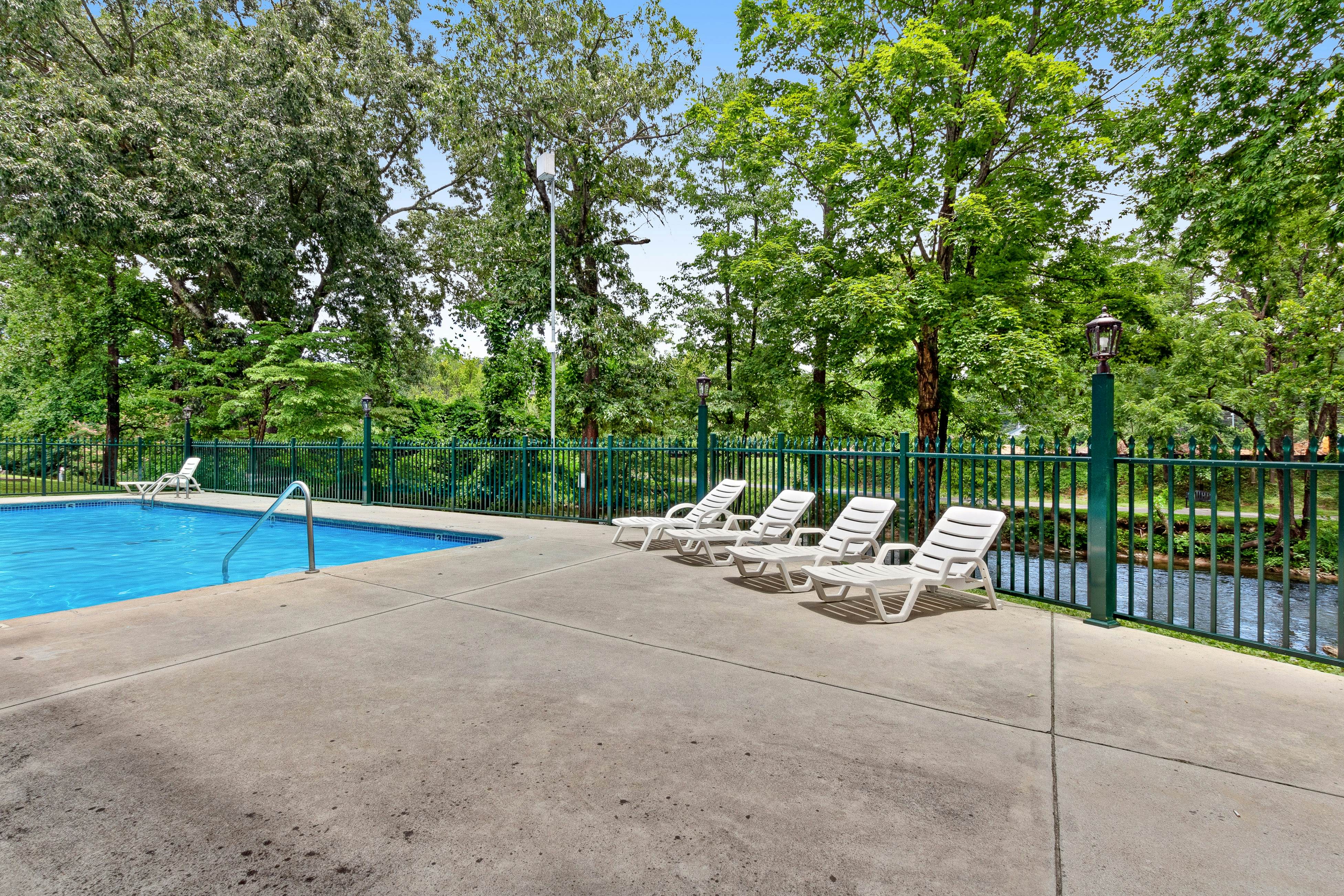 Charming condo with river views, gas fireplace & fully equipped kitchen