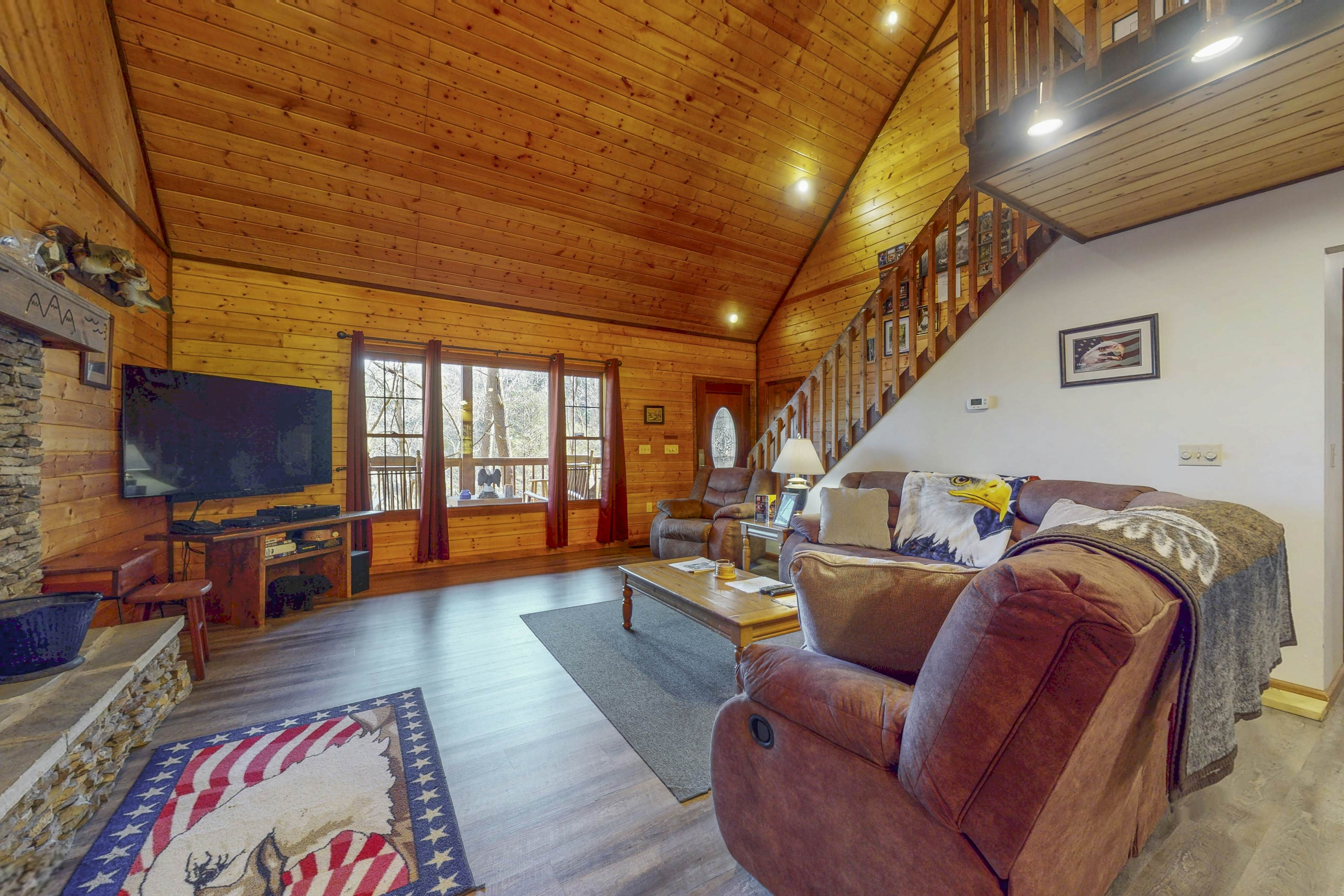 Hillside cabin with hot tub, fireplace, & air hockey + Free Attraction Tickets