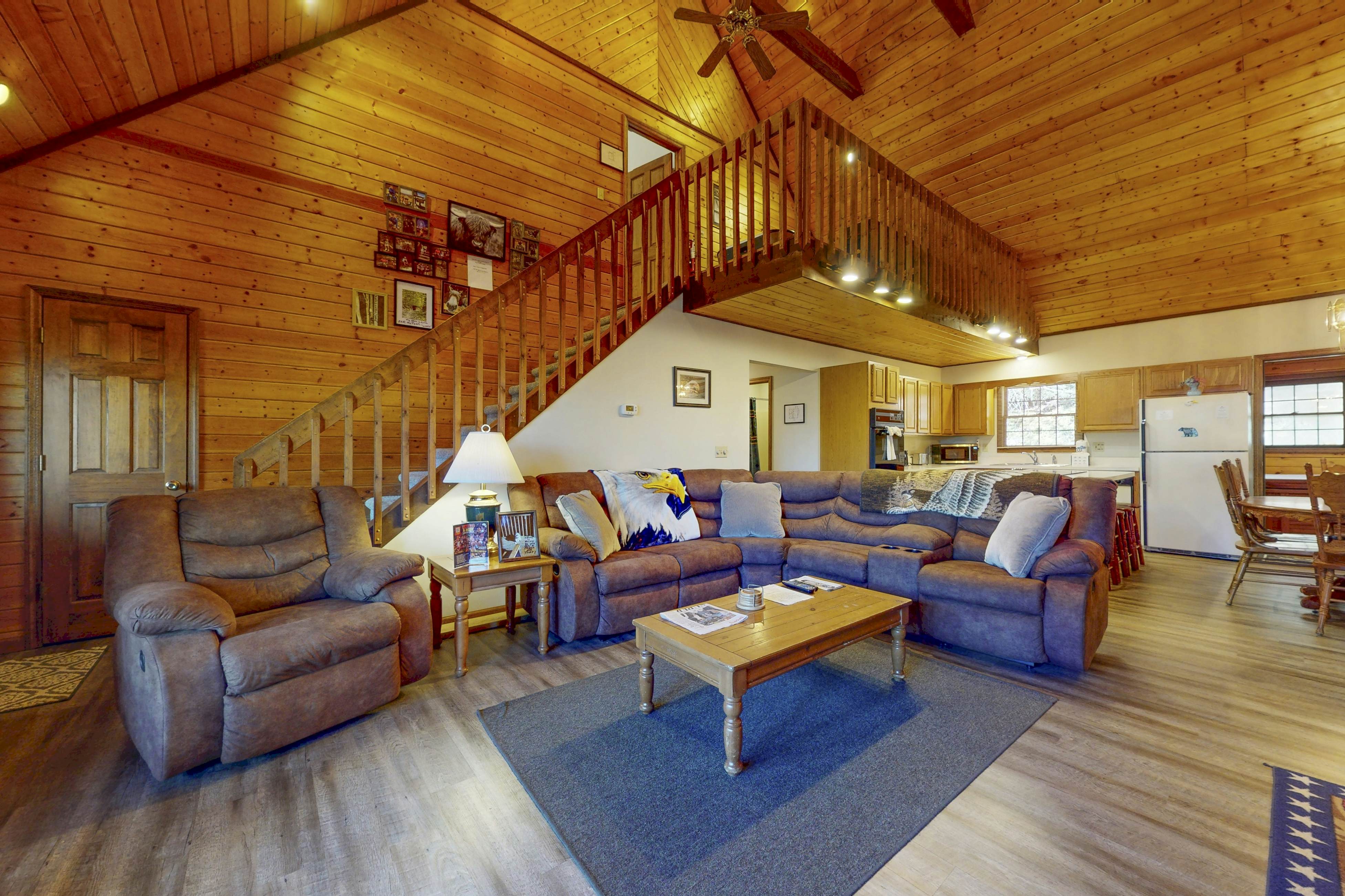 Hillside cabin with hot tub, fireplace, & air hockey + Free Attraction Tickets