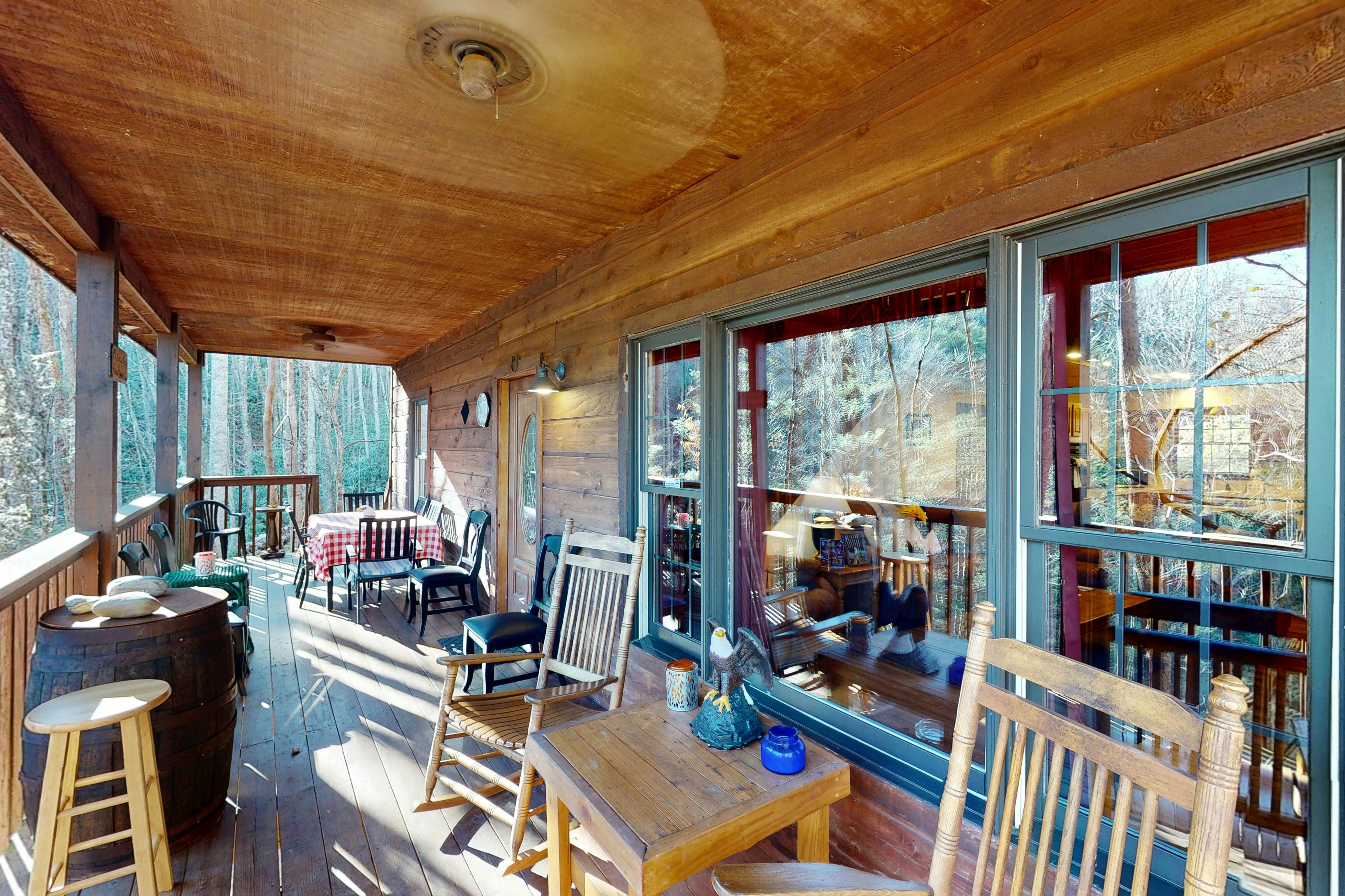 Hillside cabin with hot tub, fireplace, & air hockey + Free Attraction Tickets