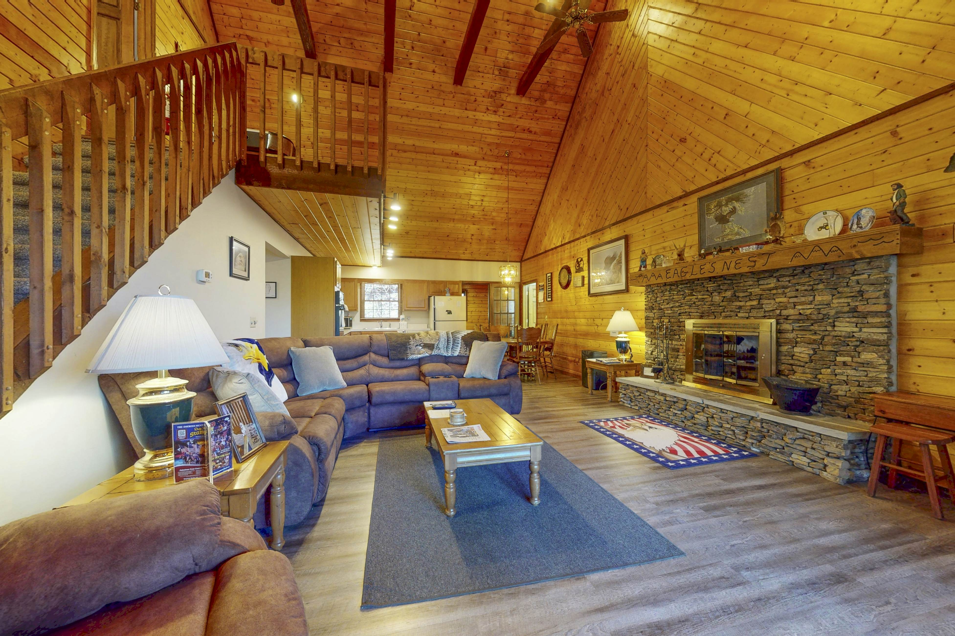 Hillside cabin with hot tub, fireplace, & air hockey + Free Attraction Tickets