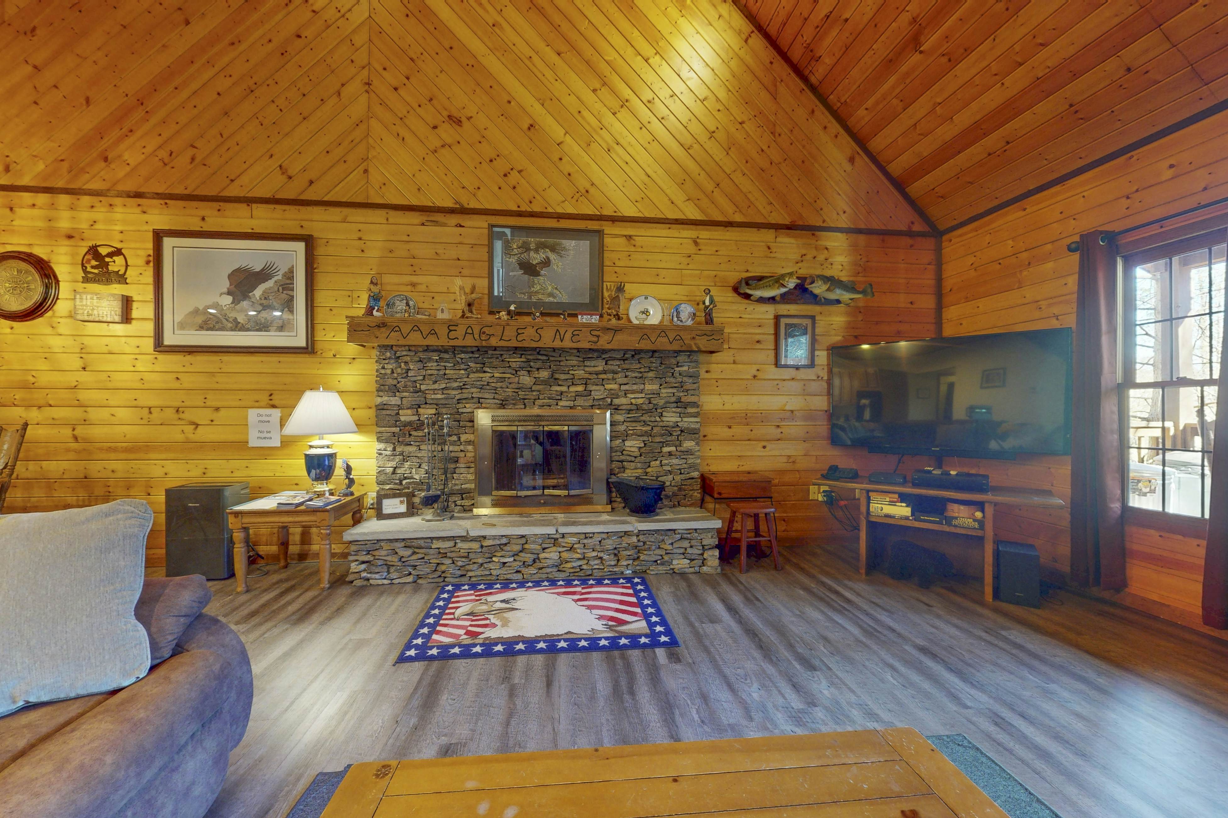 Hillside cabin with hot tub, fireplace, & air hockey + Free Attraction Tickets