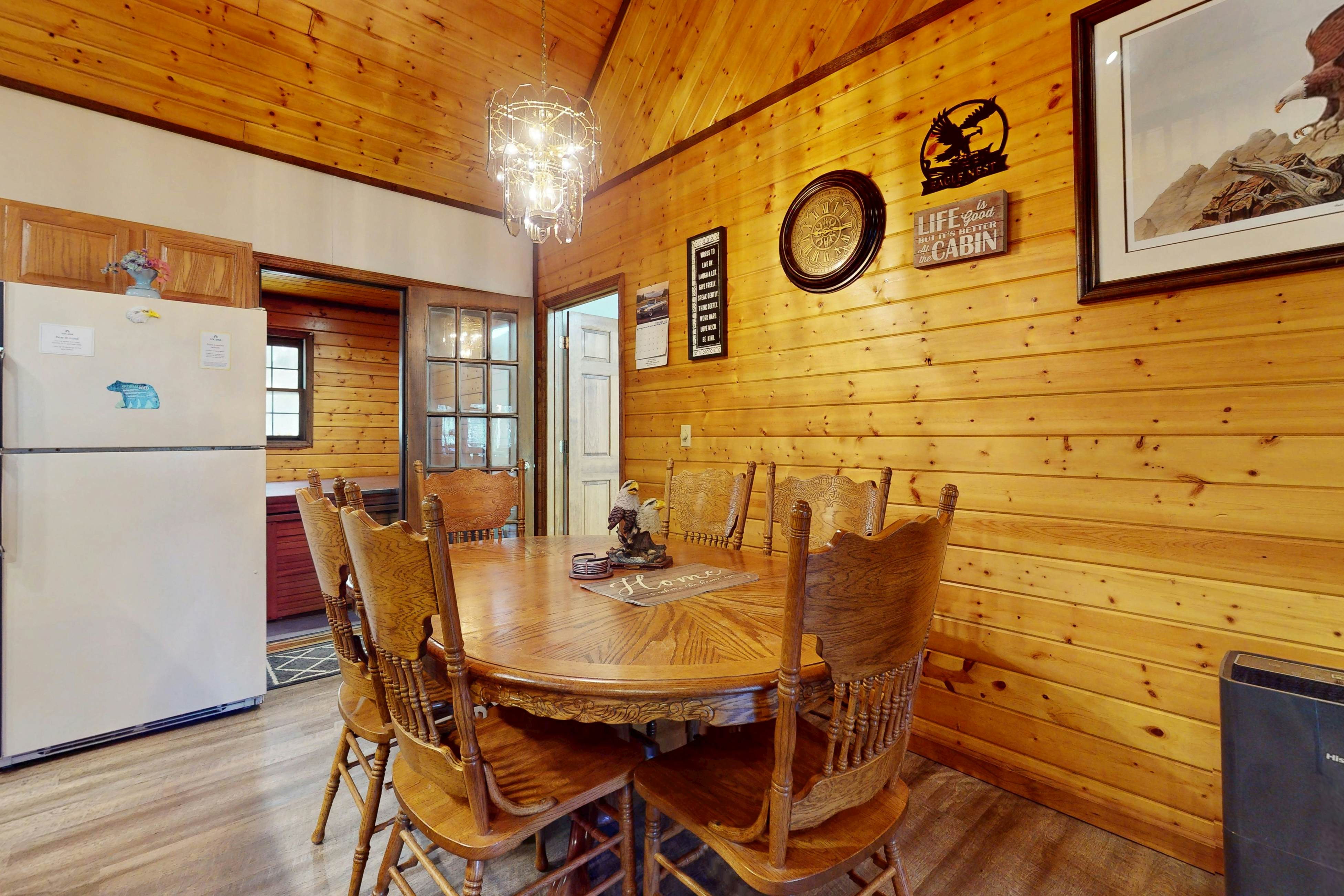 Hillside cabin with hot tub, fireplace, & air hockey + Free Attraction Tickets