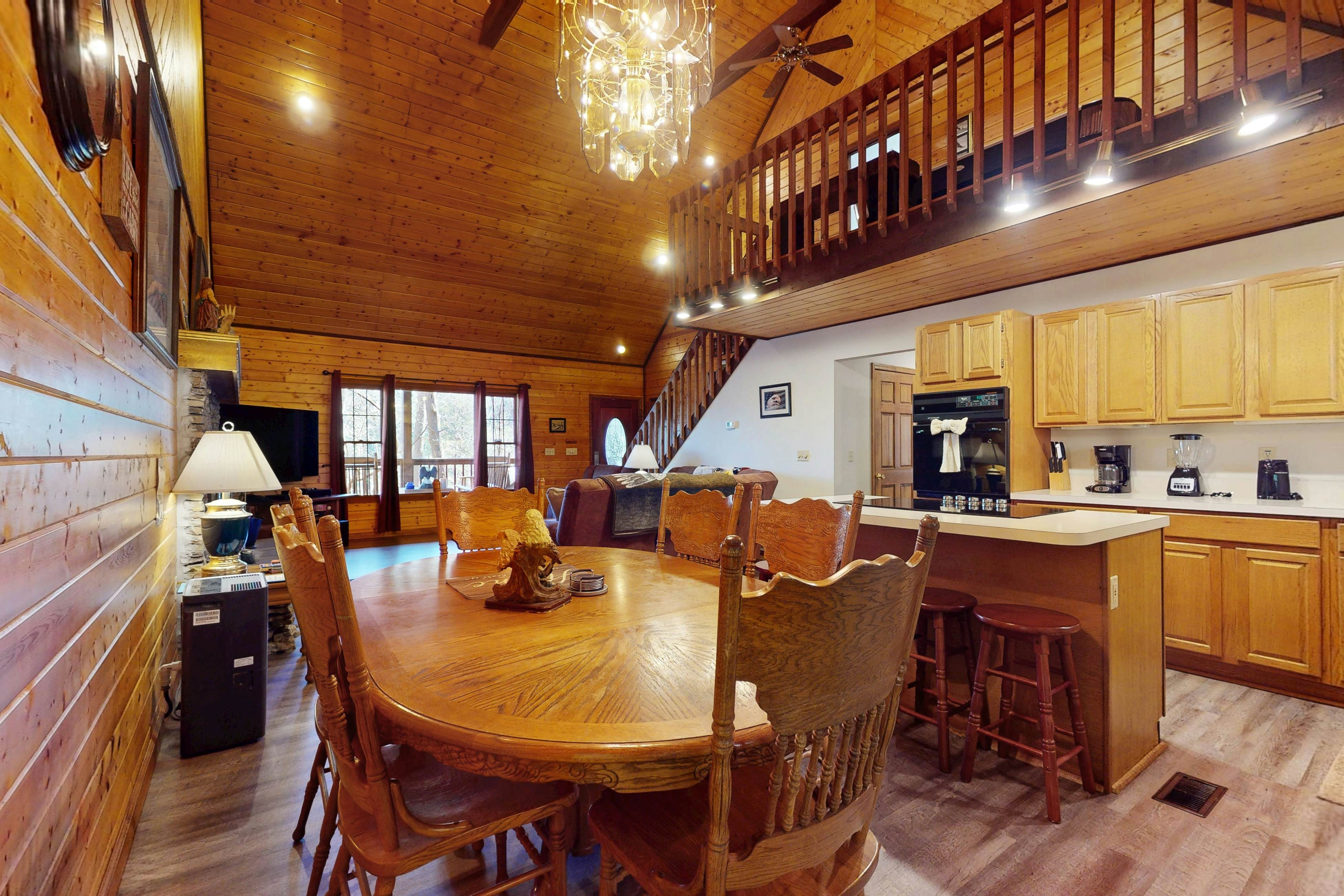 Hillside cabin with hot tub, fireplace, & air hockey + Free Attraction Tickets