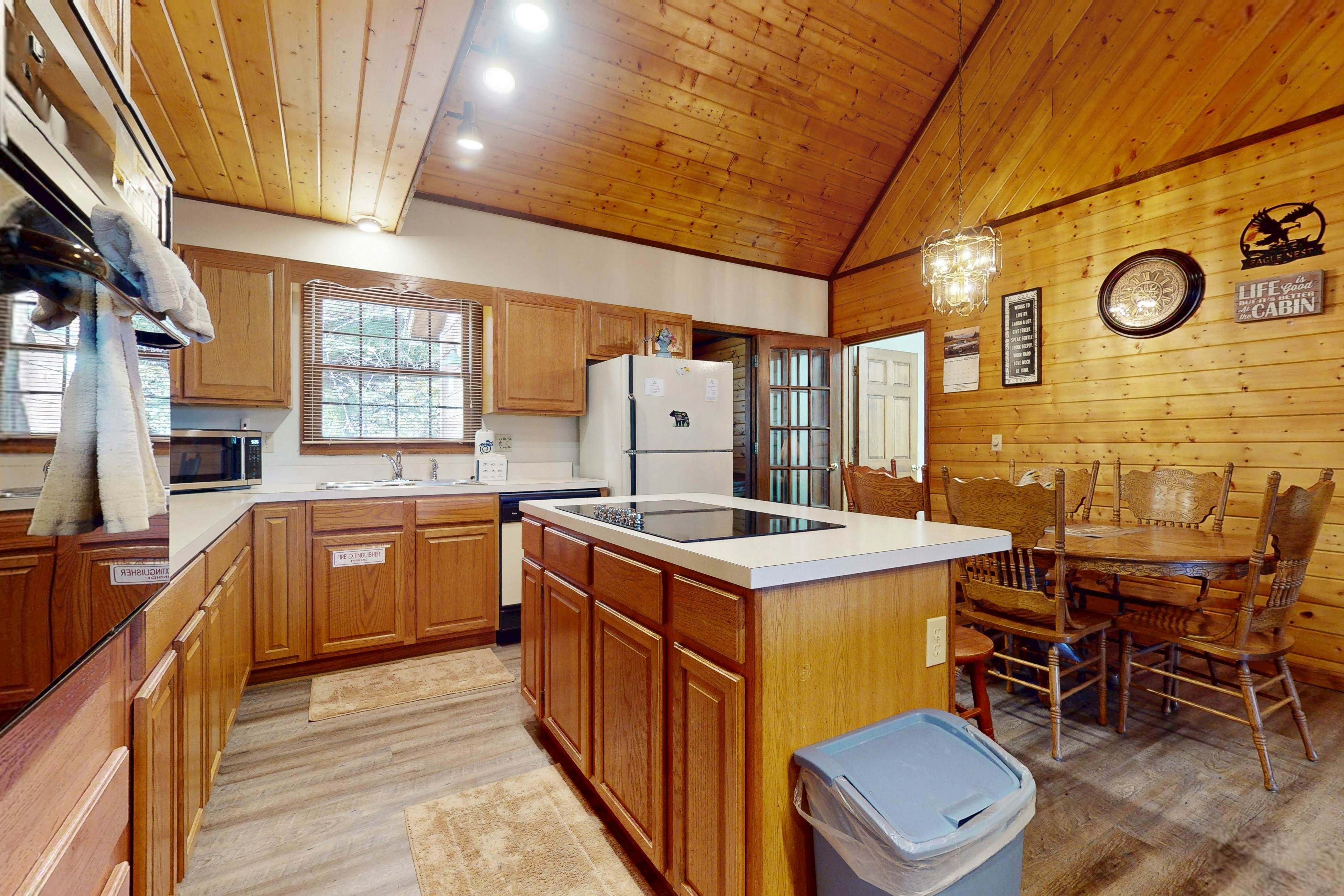 Hillside cabin with hot tub, fireplace, & air hockey + Free Attraction Tickets