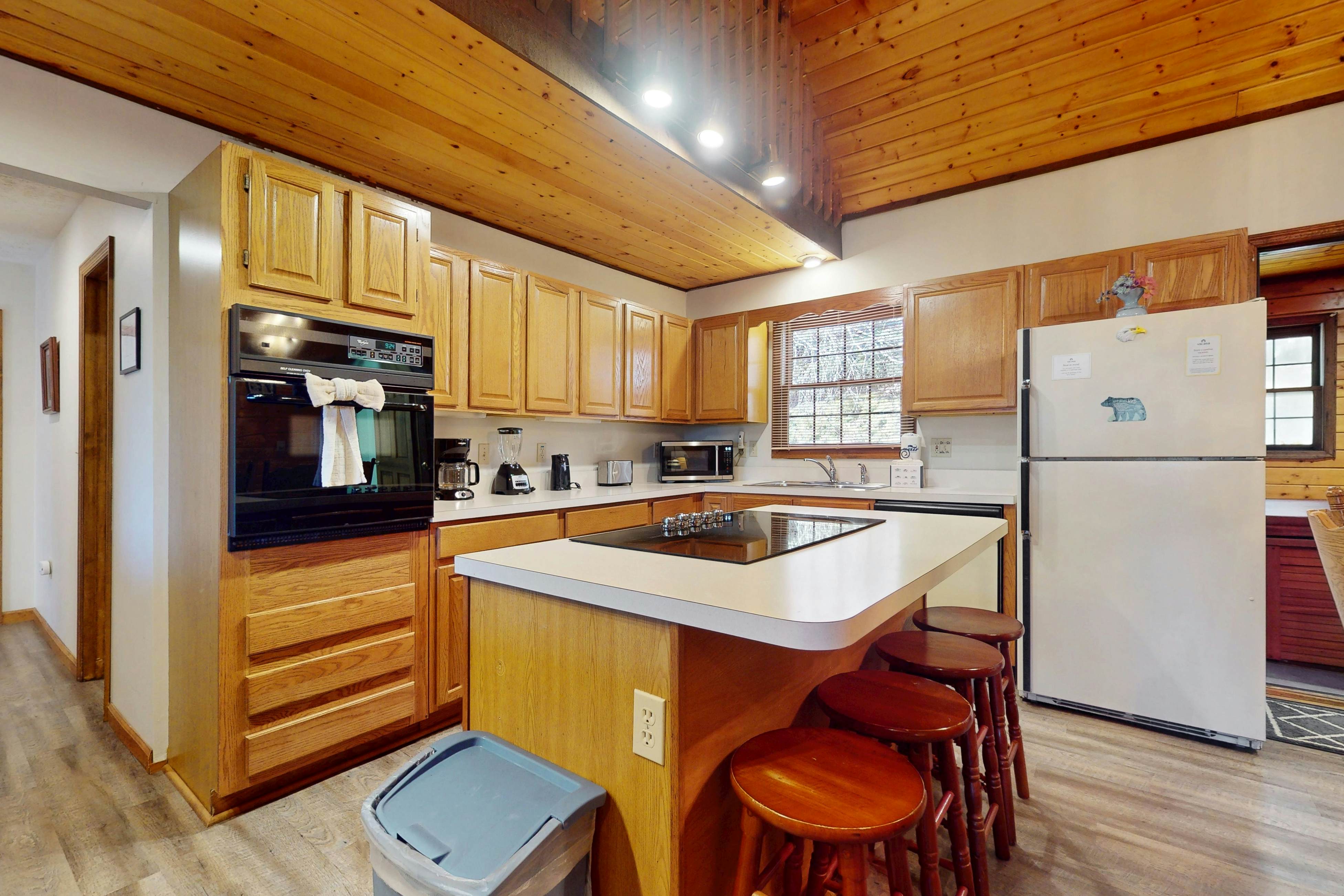 Hillside cabin with hot tub, fireplace, & air hockey + Free Attraction Tickets