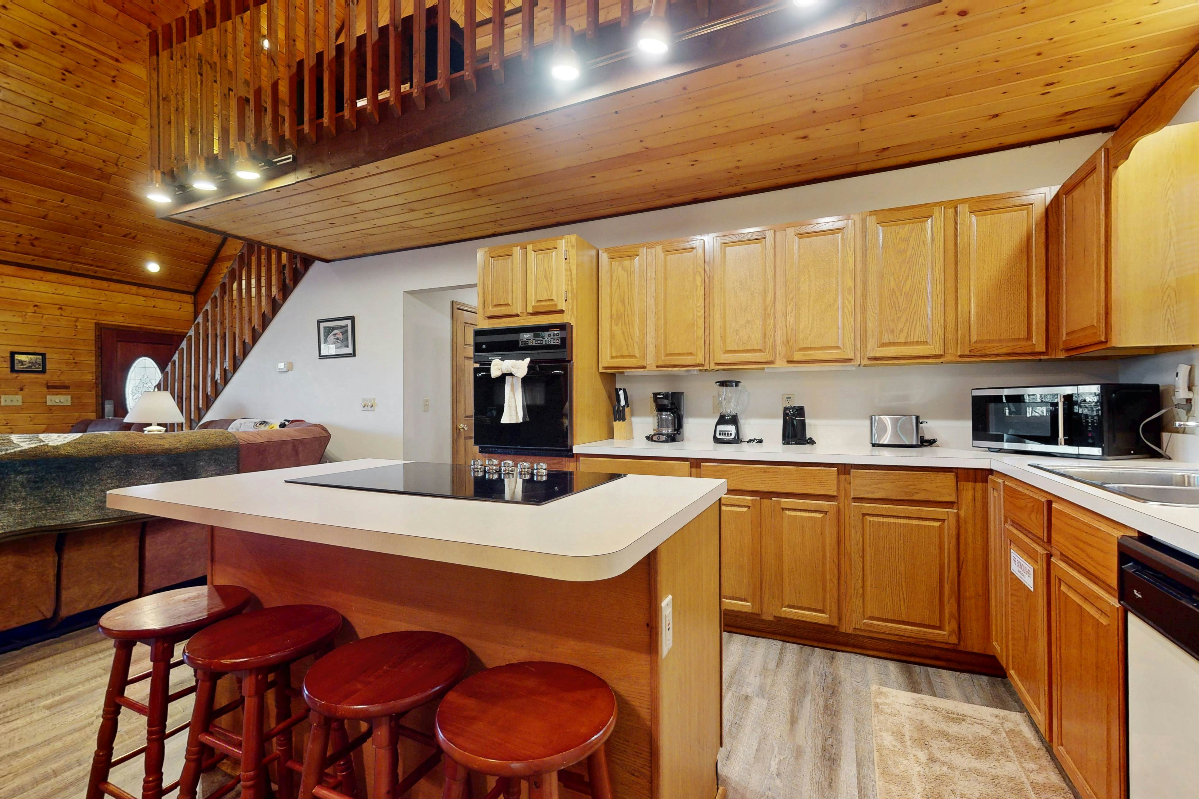 Hillside cabin with hot tub, fireplace, & air hockey + Free Attraction Tickets