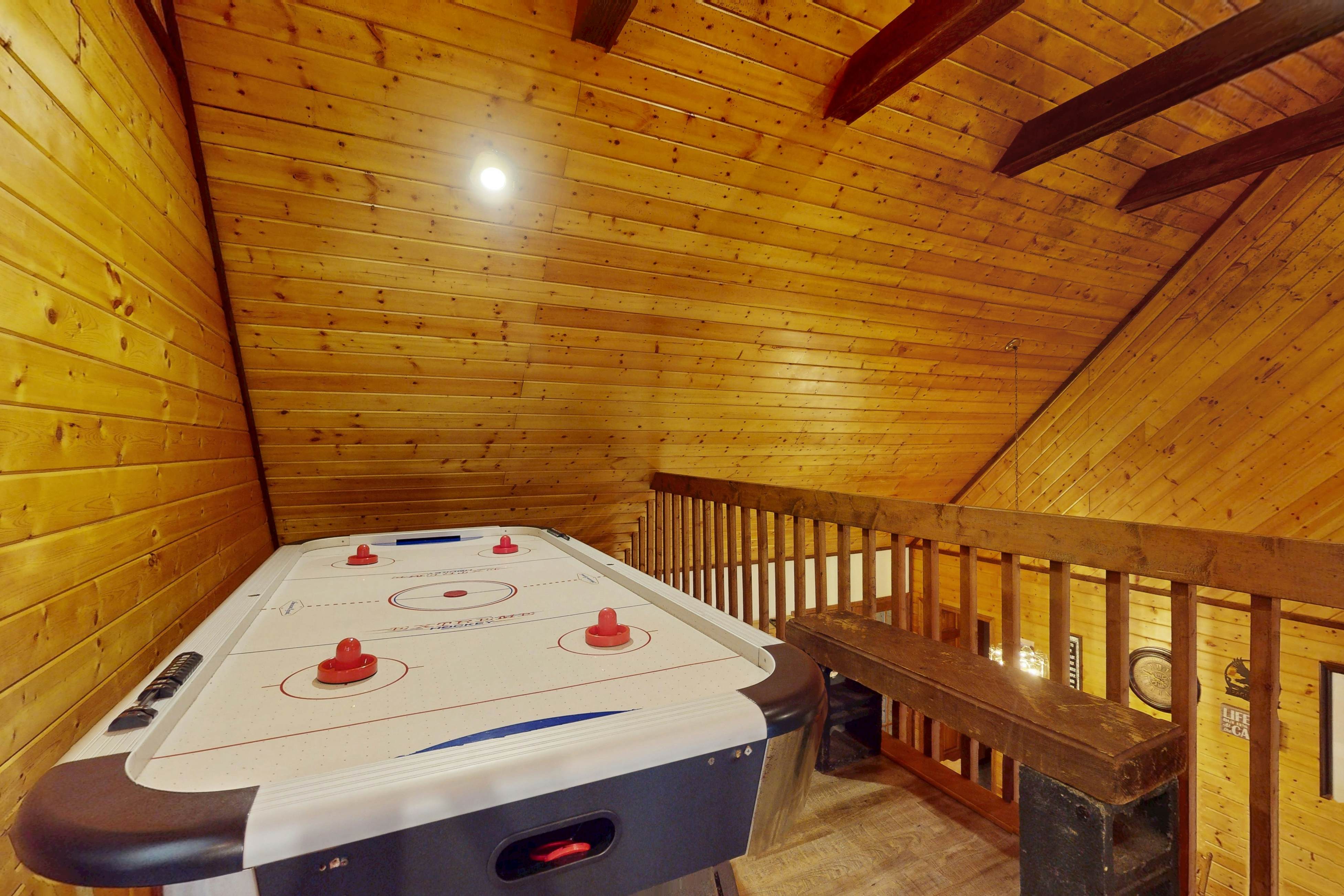 Hillside cabin with hot tub, fireplace, & air hockey + Free Attraction Tickets