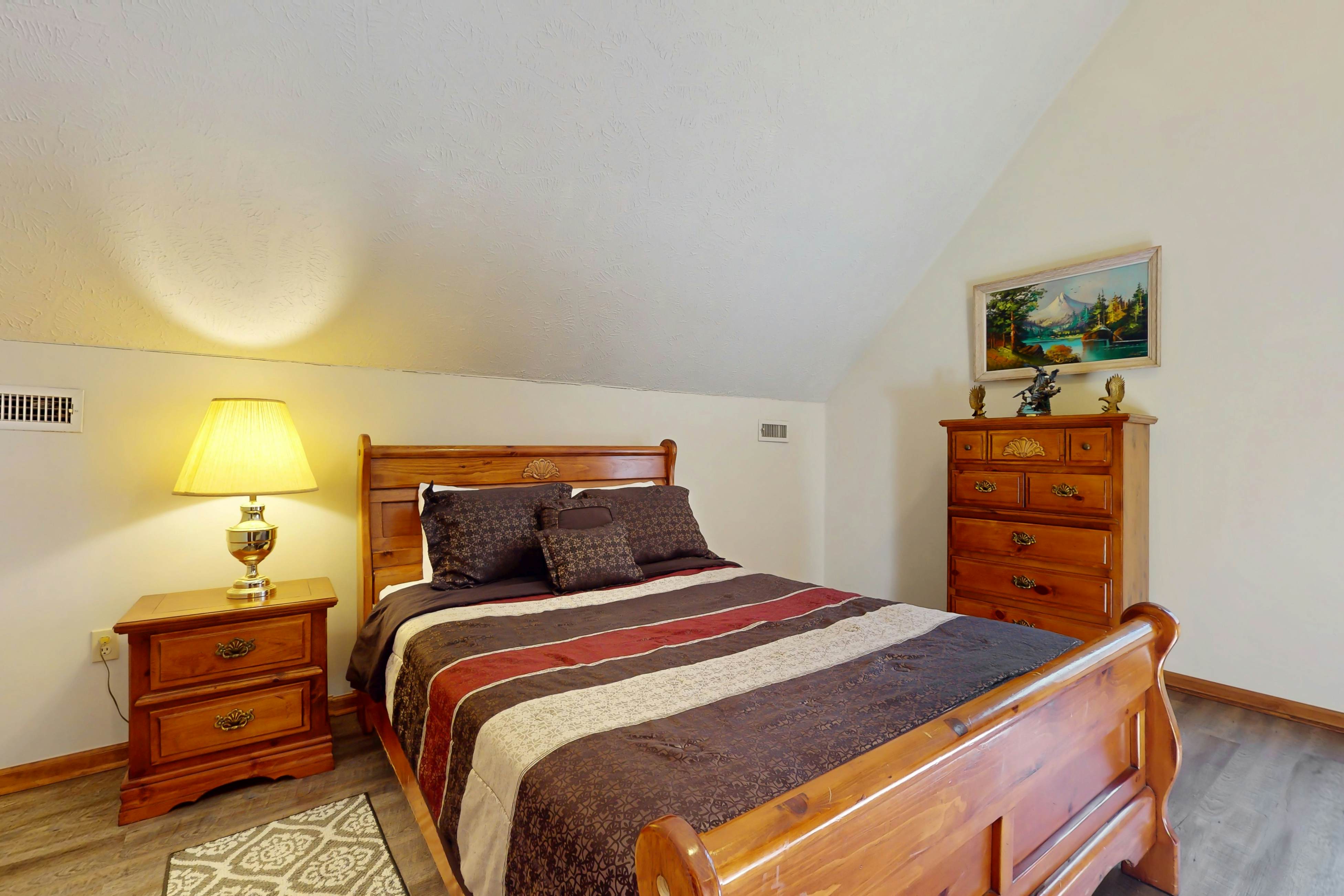 Hillside cabin with hot tub, fireplace, & air hockey + Free Attraction Tickets