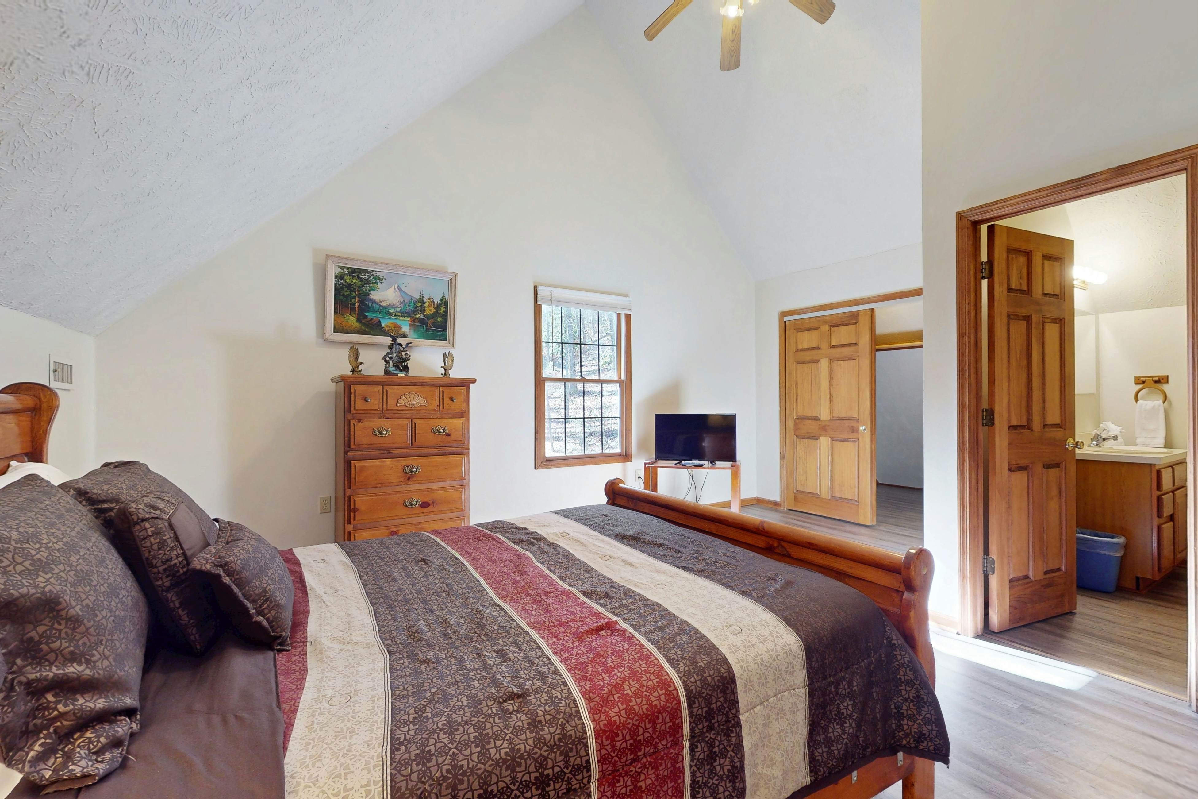 Hillside cabin with hot tub, fireplace, & air hockey + Free Attraction Tickets