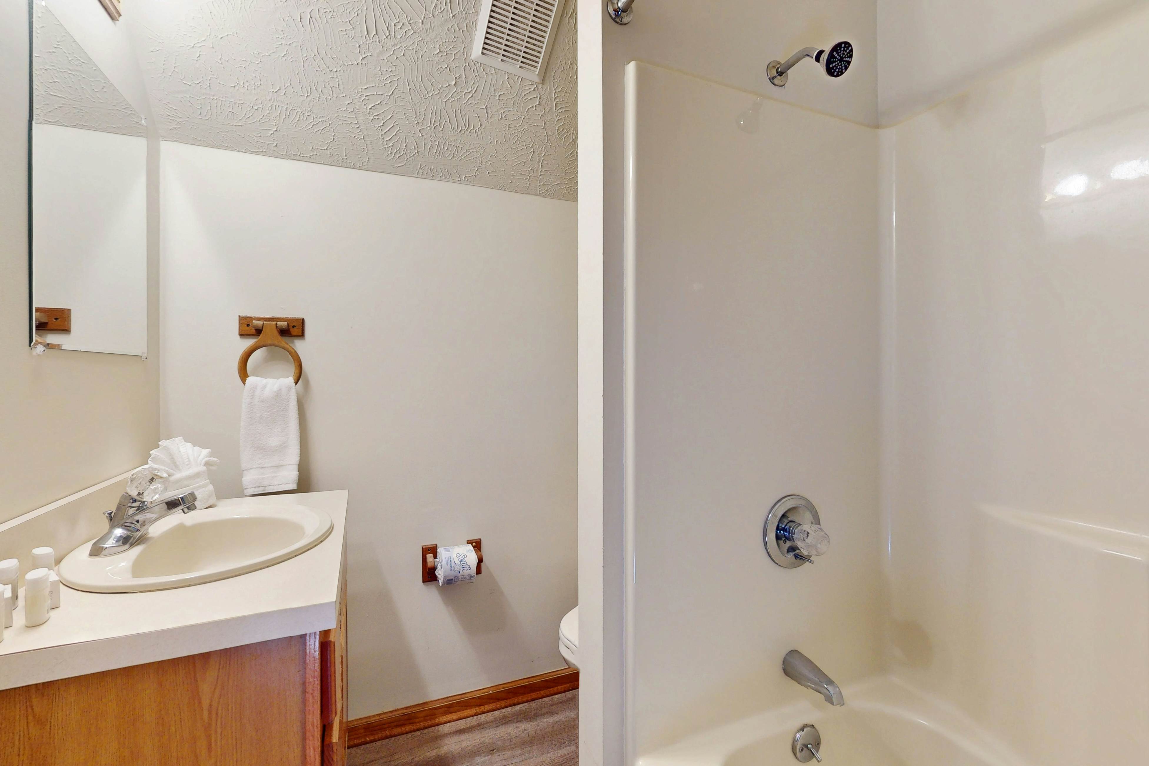 Hillside cabin with hot tub, fireplace, & air hockey + Free Attraction Tickets