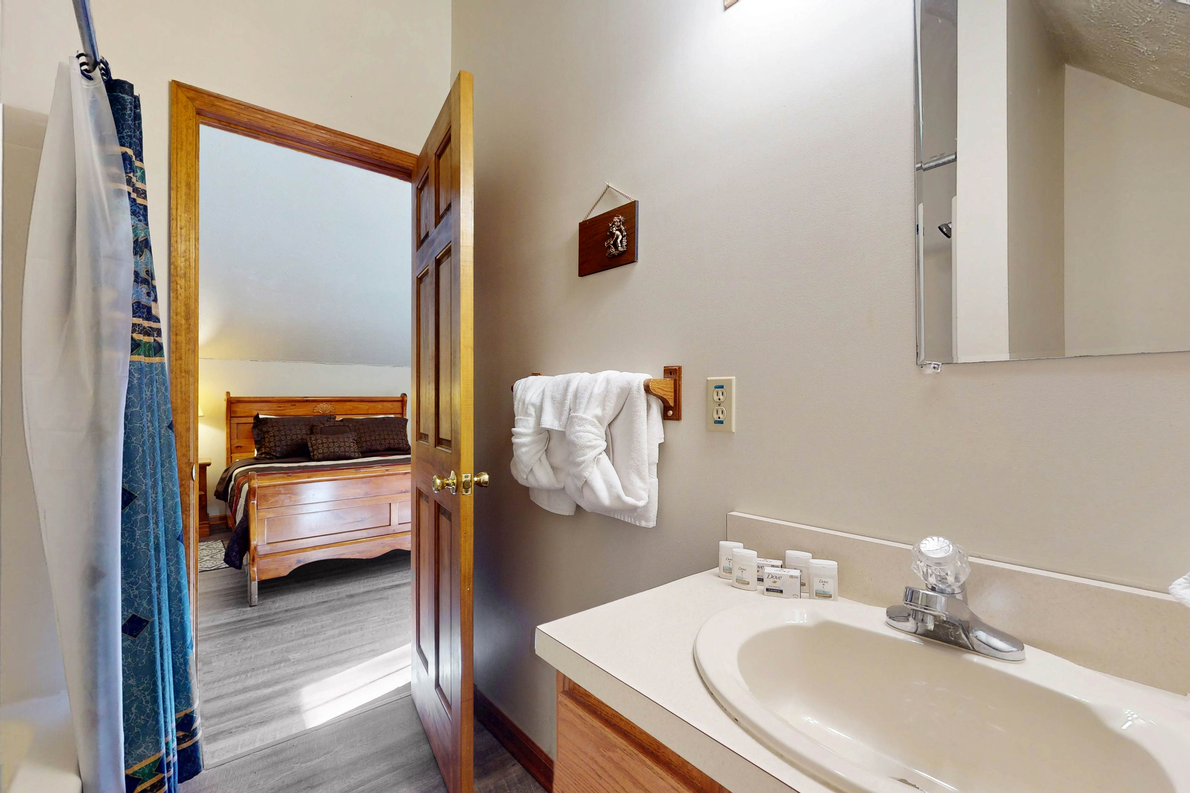 Hillside cabin with hot tub, fireplace, & air hockey + Free Attraction Tickets