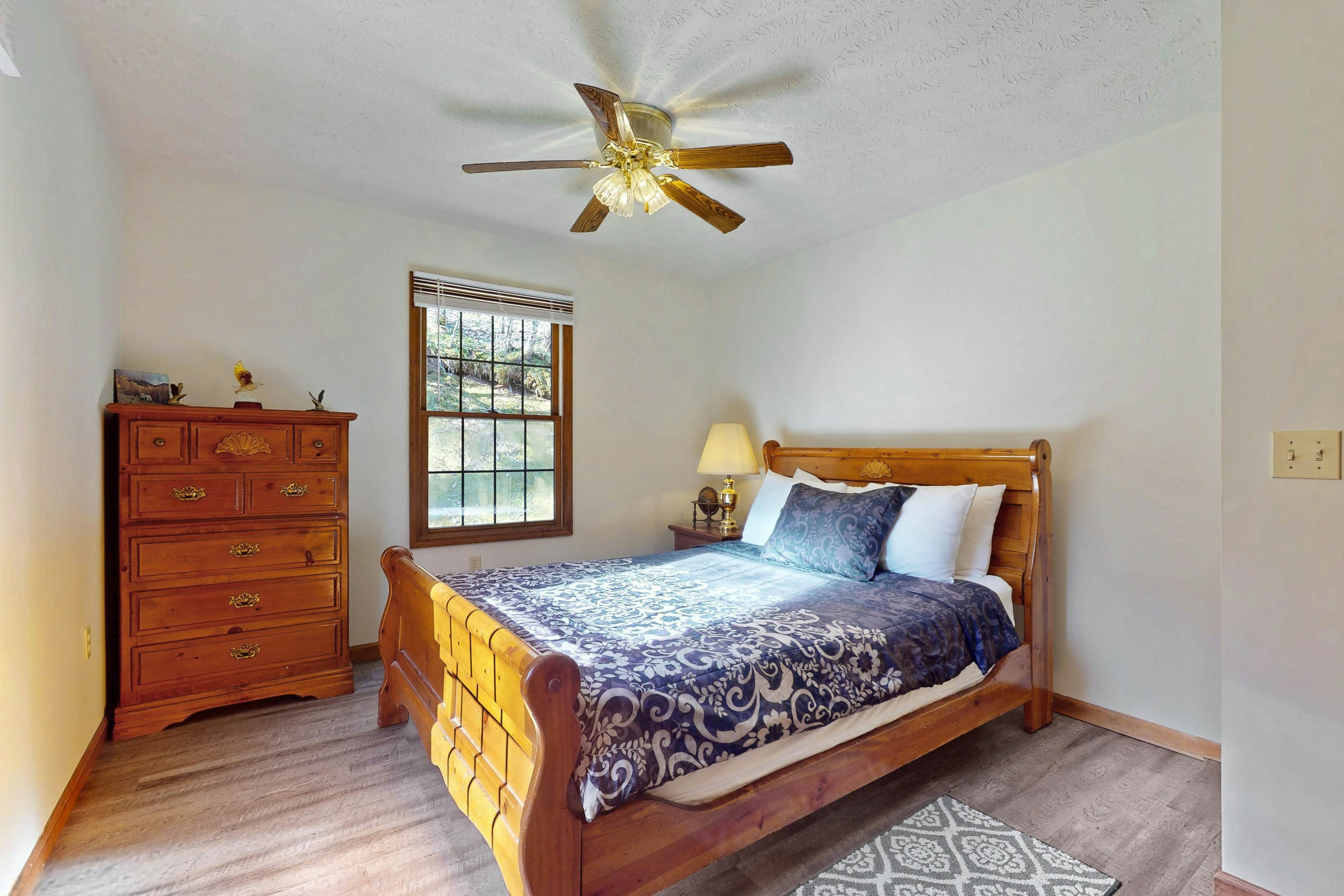 Hillside cabin with hot tub, fireplace, & air hockey + Free Attraction Tickets