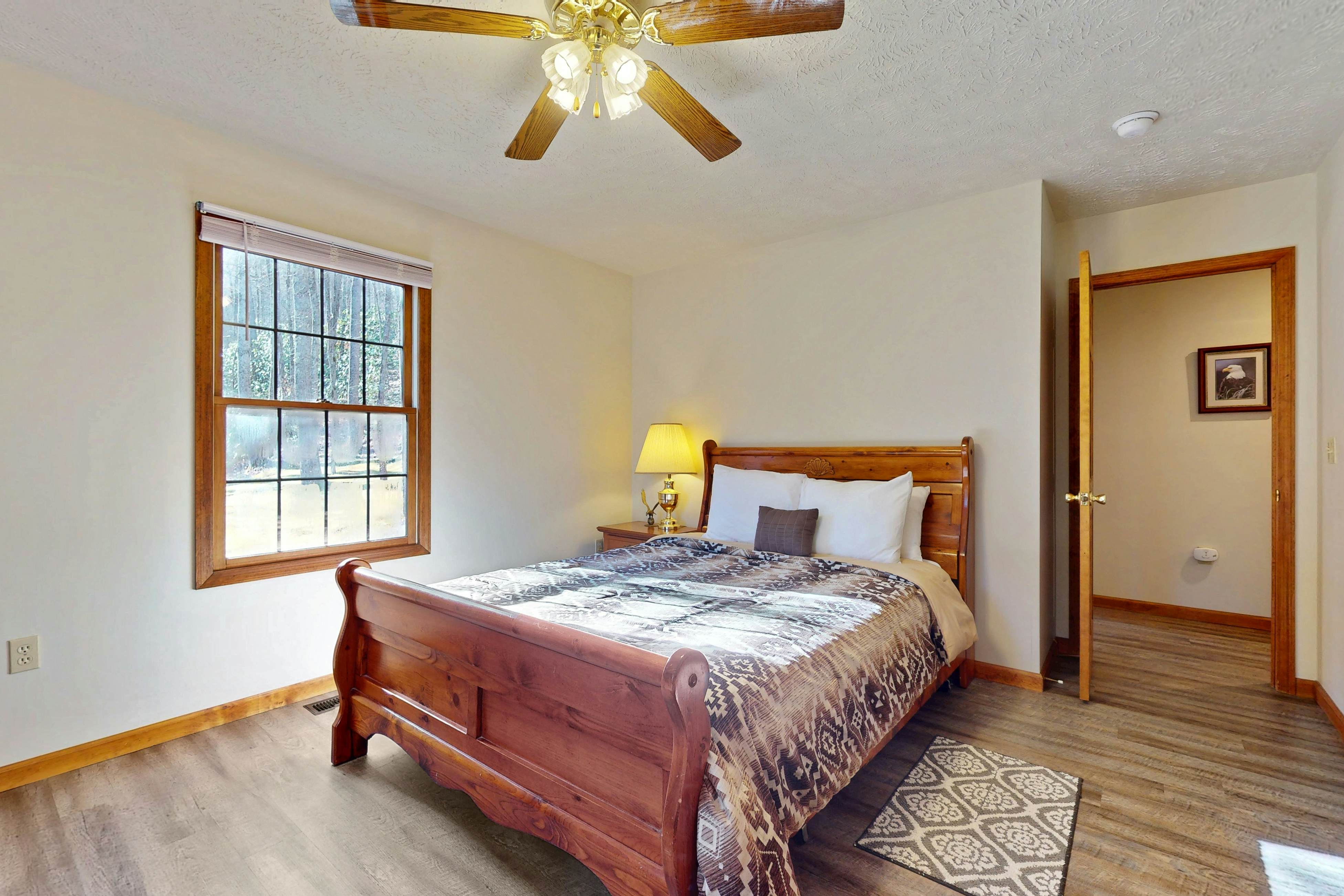 Hillside cabin with hot tub, fireplace, & air hockey + Free Attraction Tickets