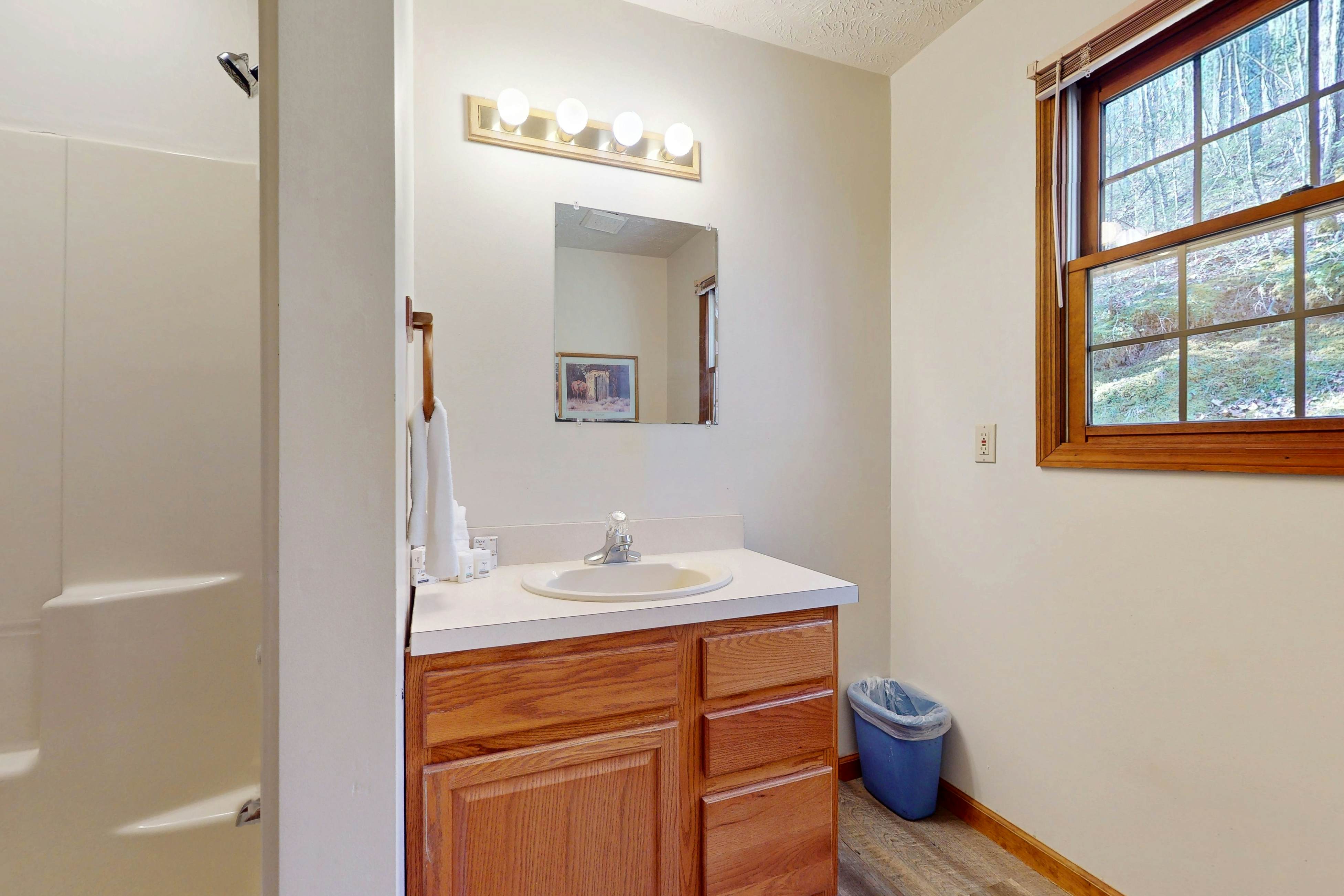 Hillside cabin with hot tub, fireplace, & air hockey + Free Attraction Tickets