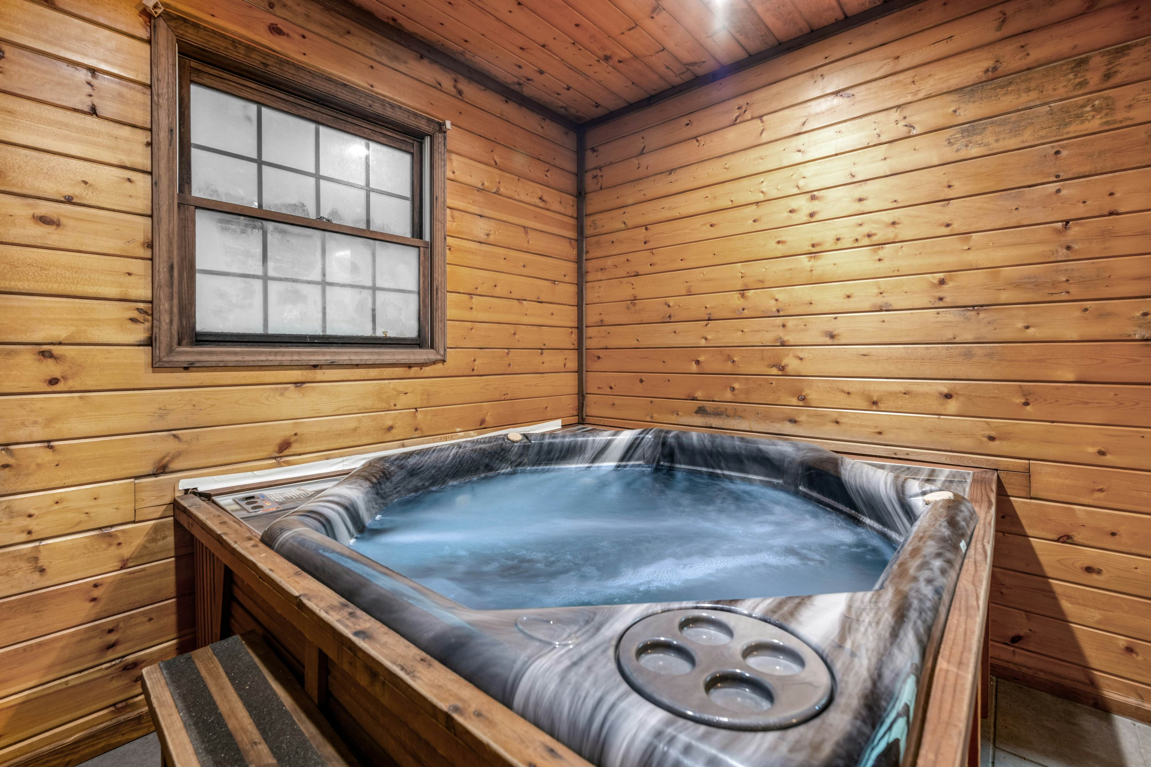 Hillside cabin with hot tub, fireplace, & air hockey + Free Attraction Tickets