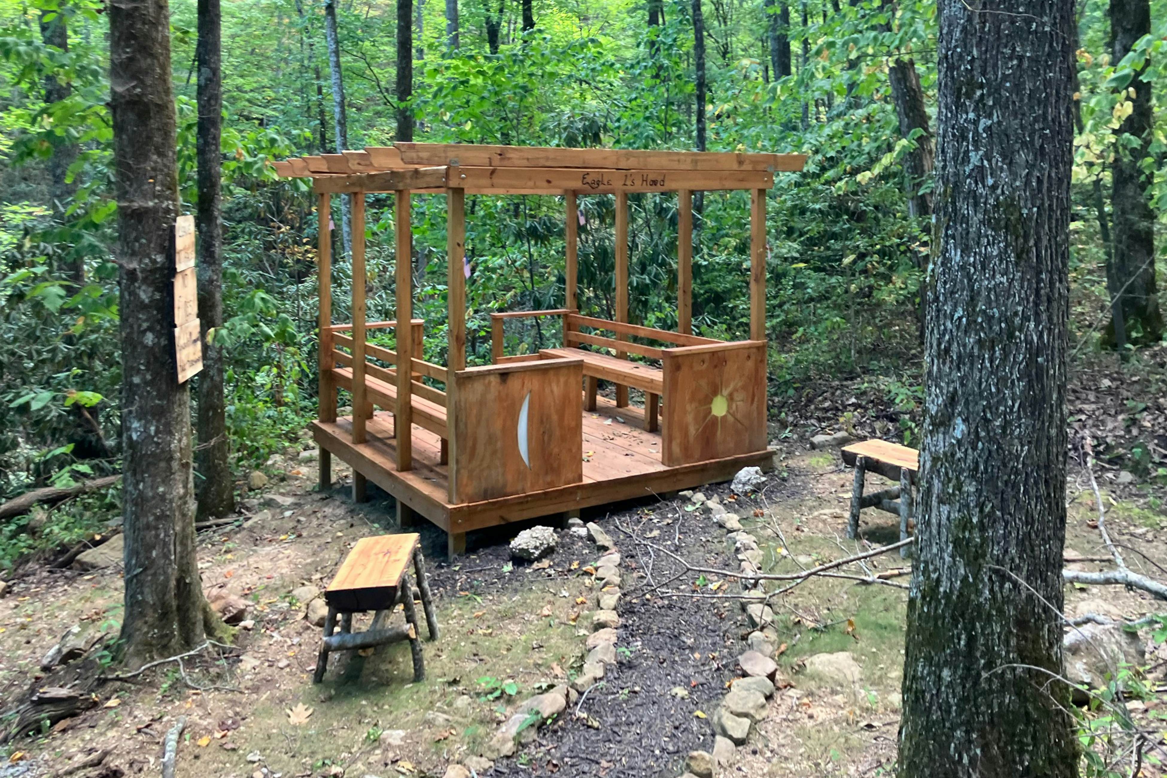 Hillside cabin with hot tub, fireplace, & air hockey + Free Attraction Tickets